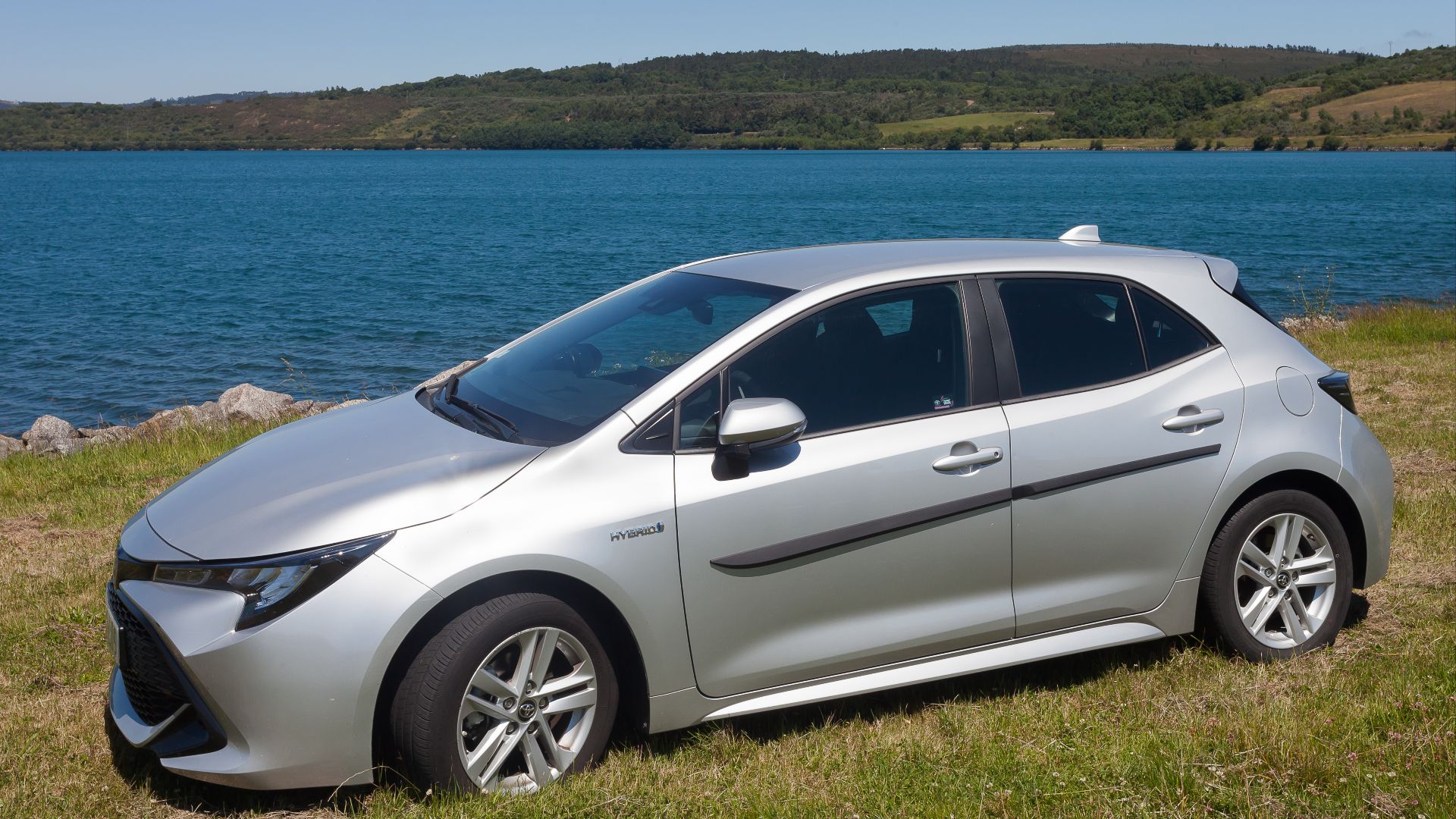 File:Toyota Corolla Hybrid no lago das Pontes de García Rodríguez eue-001.jpg