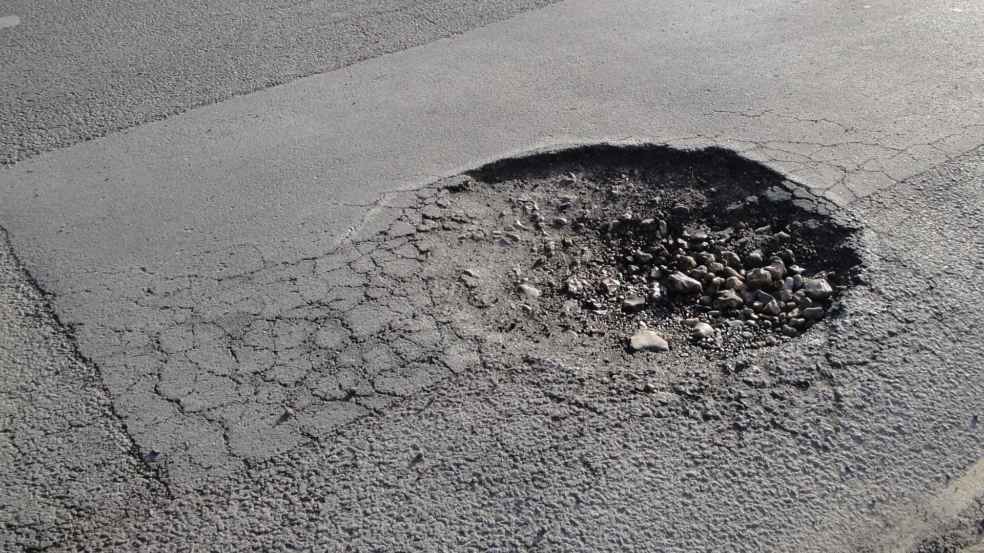 File:Newport Whitepit Lane pot hole.JPG