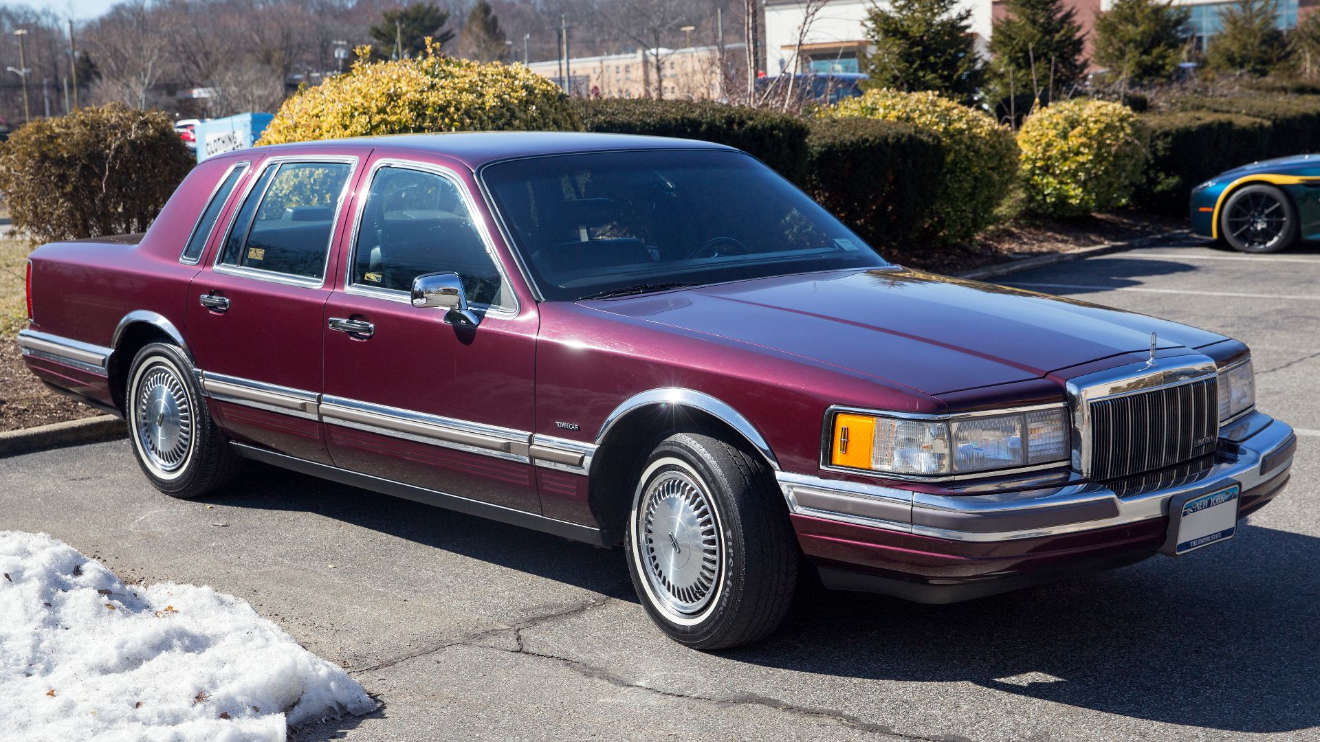 File:1990 Lincoln Town Car base, front right.jpg