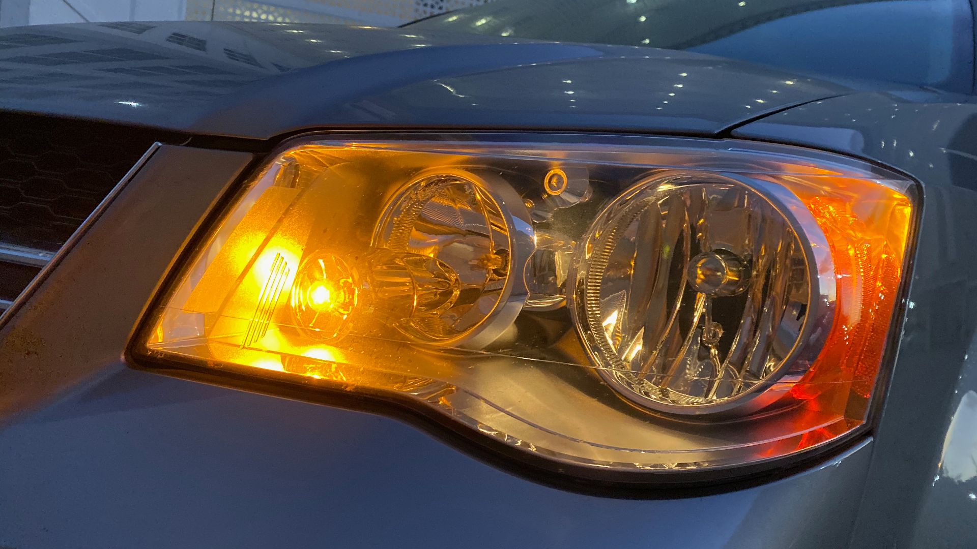 File:2018 Dodge Grand Caravan SE in silver - detail of light - front left.jpg
