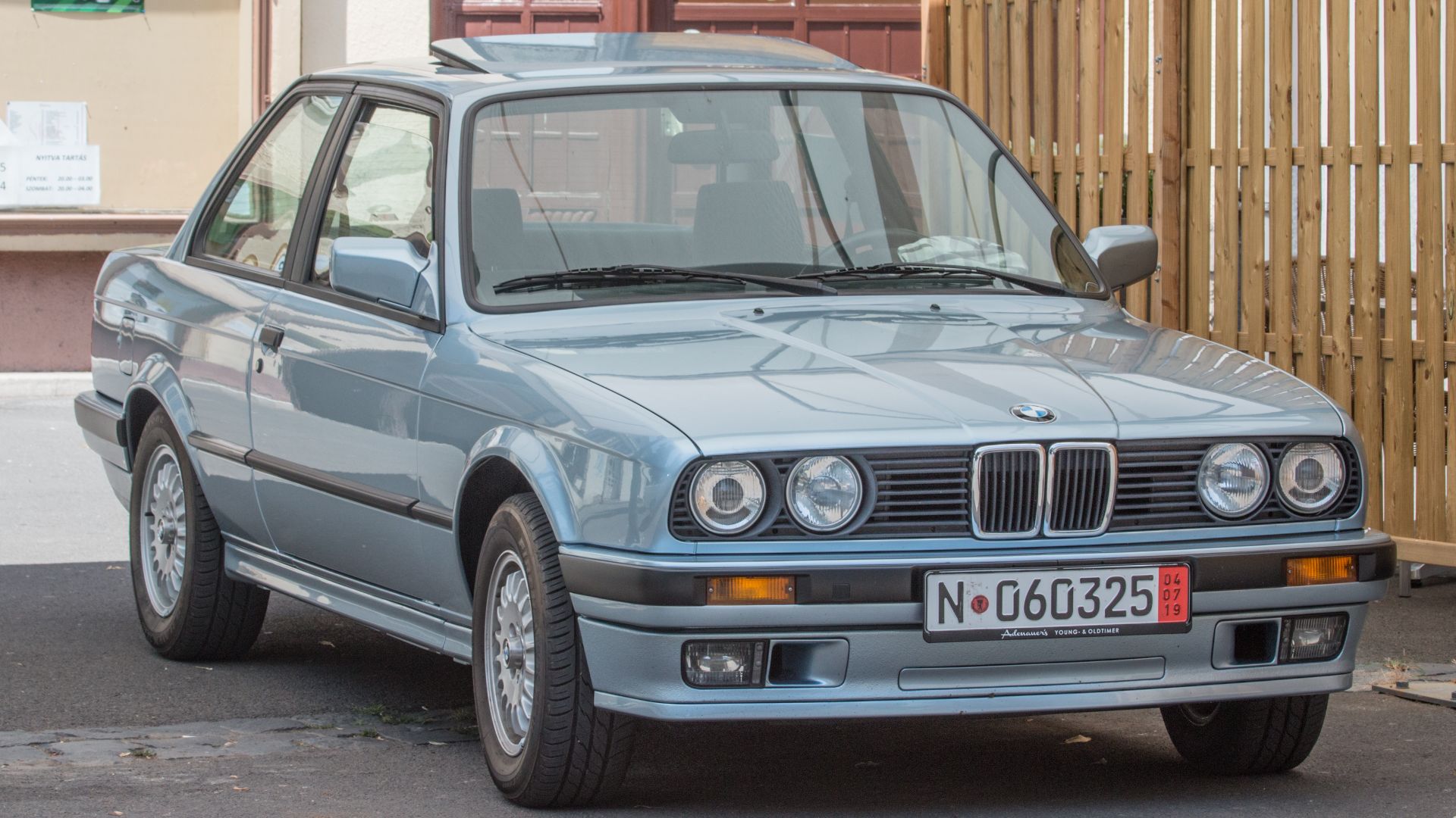 File:BMW E30 30.06.19 JM.jpg