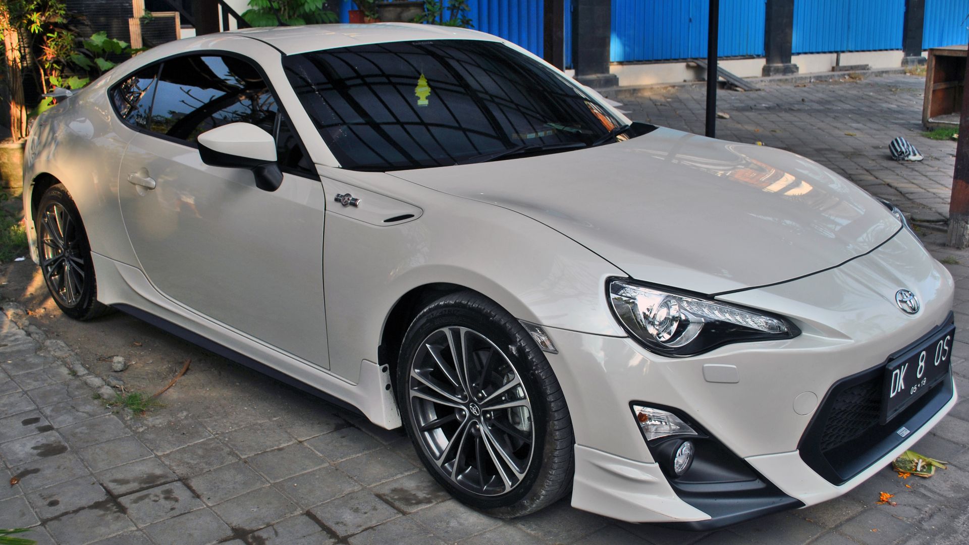 File:Toyota 86 (front), Denpasar, Aug 2014.jpg