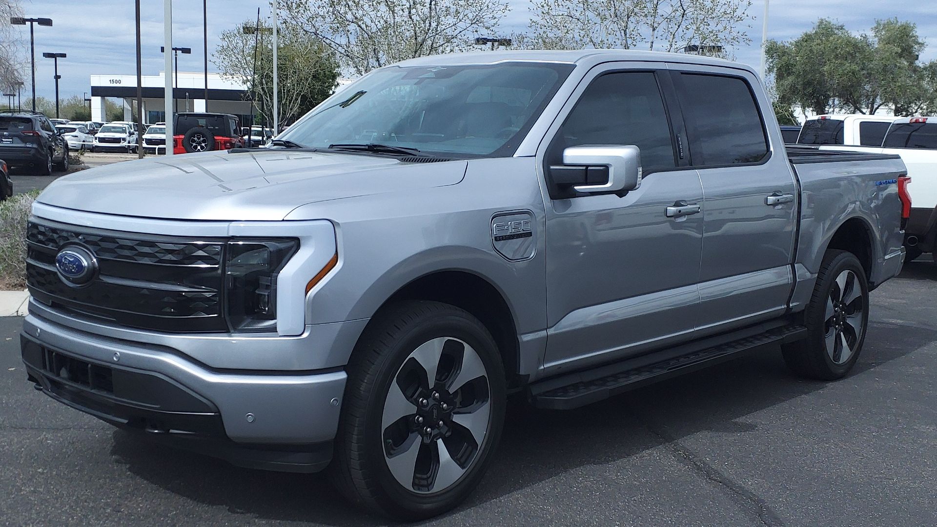 File:23 Ford F-150 Lightning Platinum.jpg