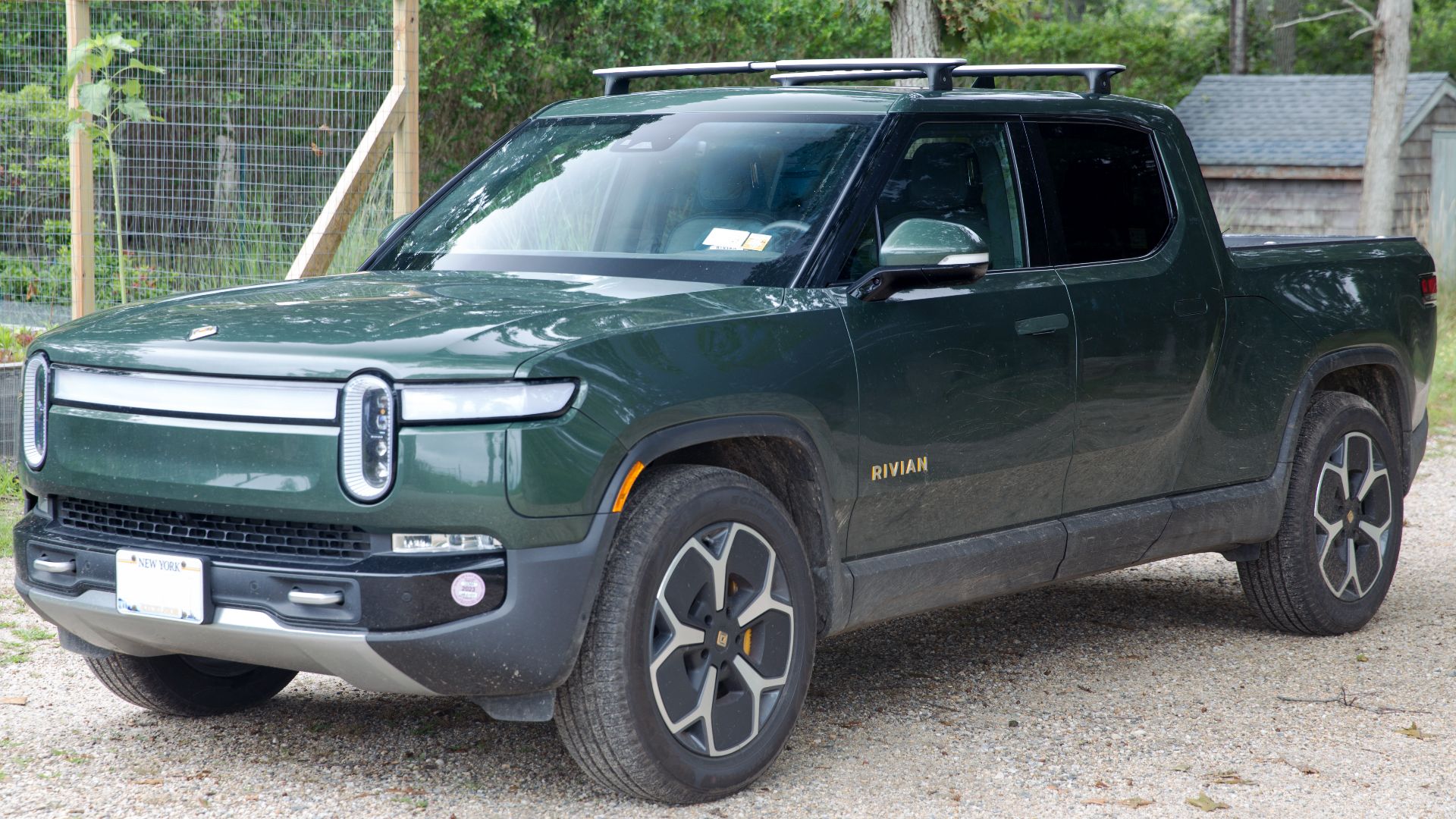 File:2022 Rivian R1T Adventure in Forest Green, front left.jpg