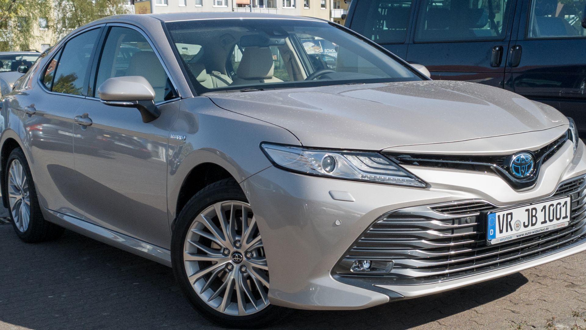 File:Toyota Camry Hybrid, Ribnitz-Damgarten (LRM 20200504 165212).jpg