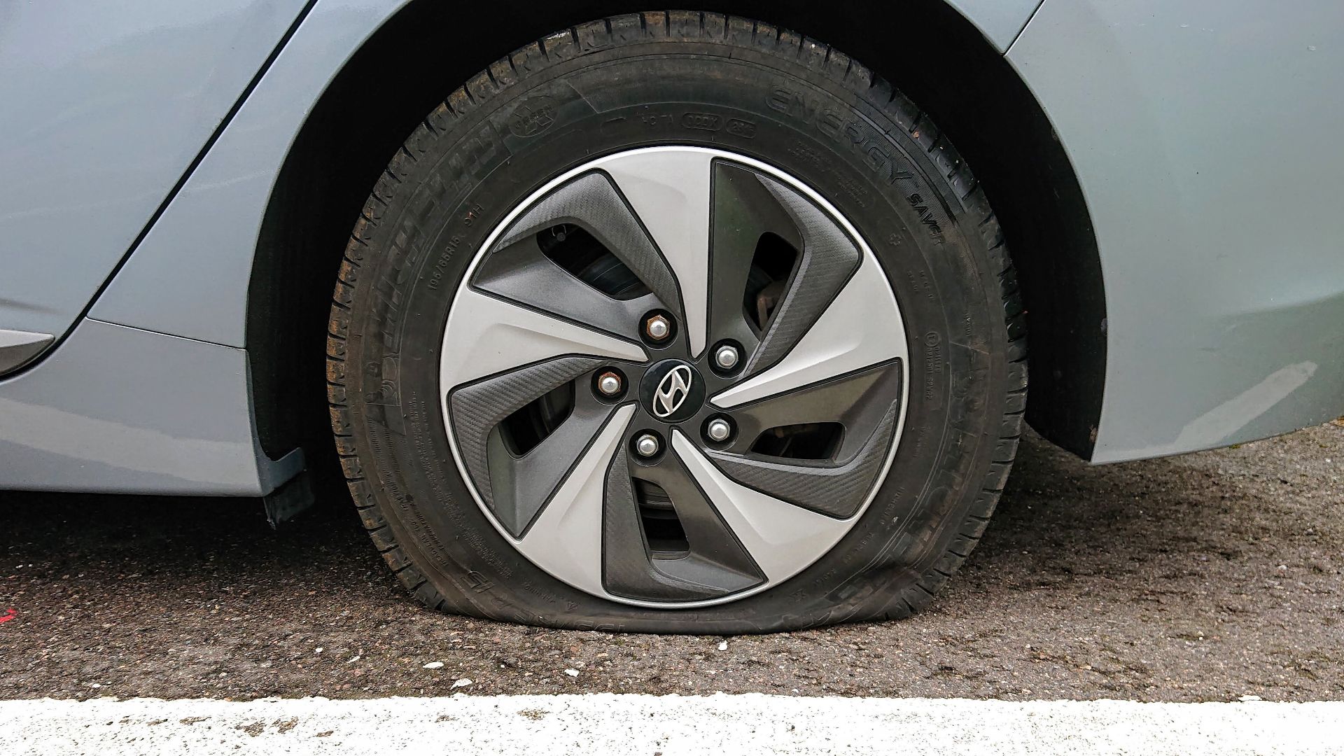 File:Flat tire 2.jpg