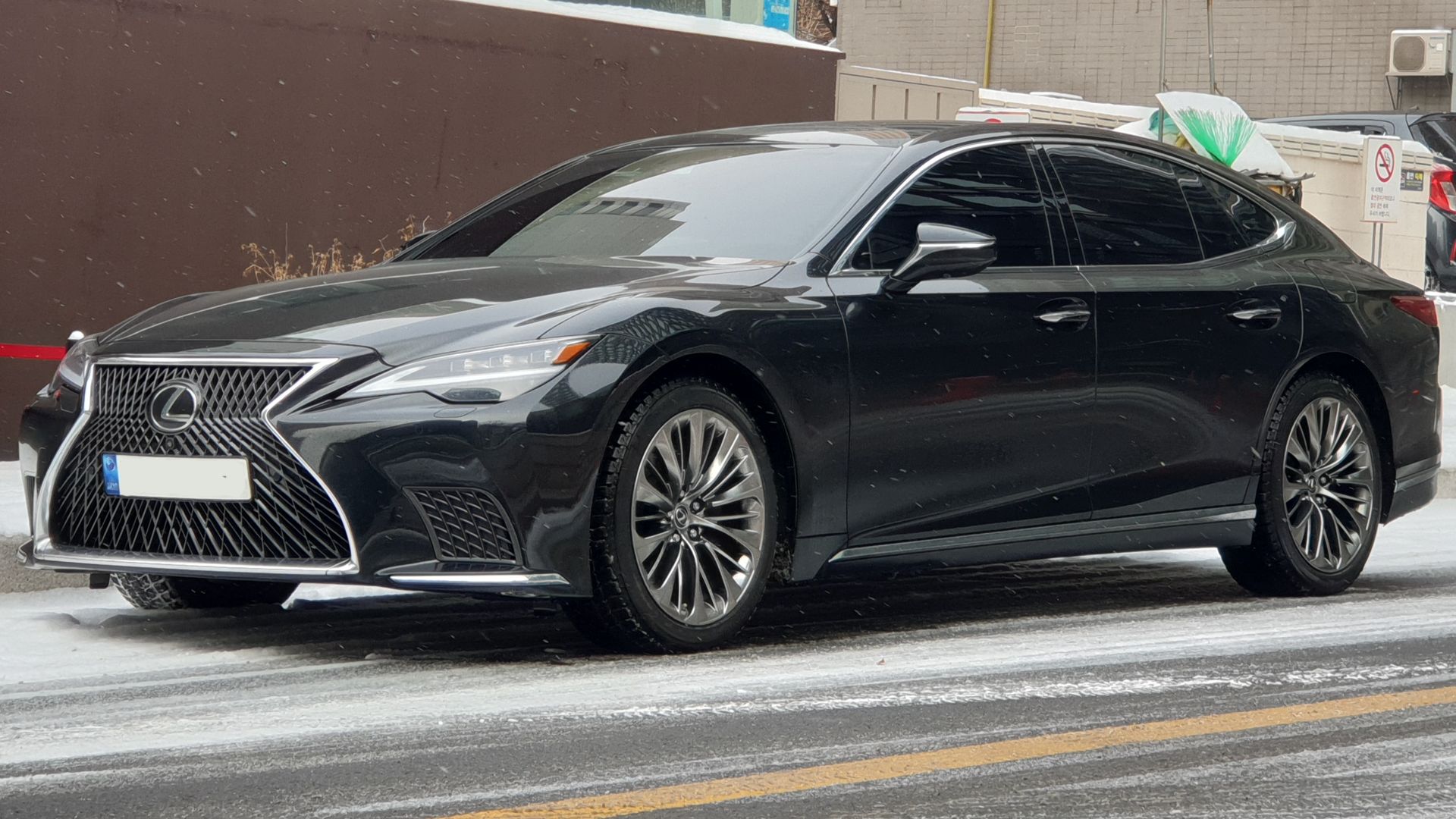 File:Lexus LS 500 AWD VXFA50 FL Black (2).jpg