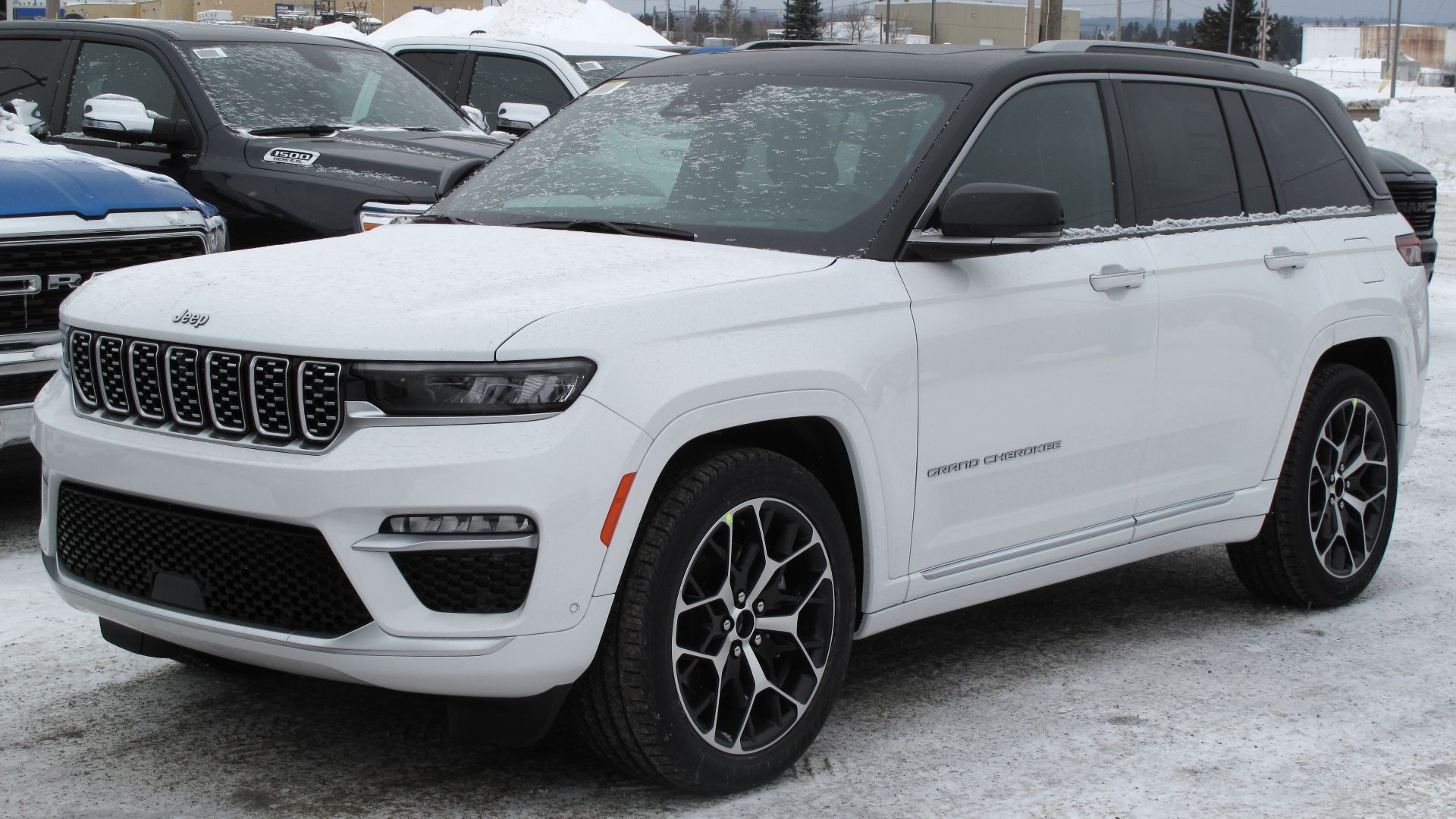 File:2022 Jeep Grand Cherokee Summit Reserve 4x4 in Bright White, Front Left, 01-16-2022.jpg