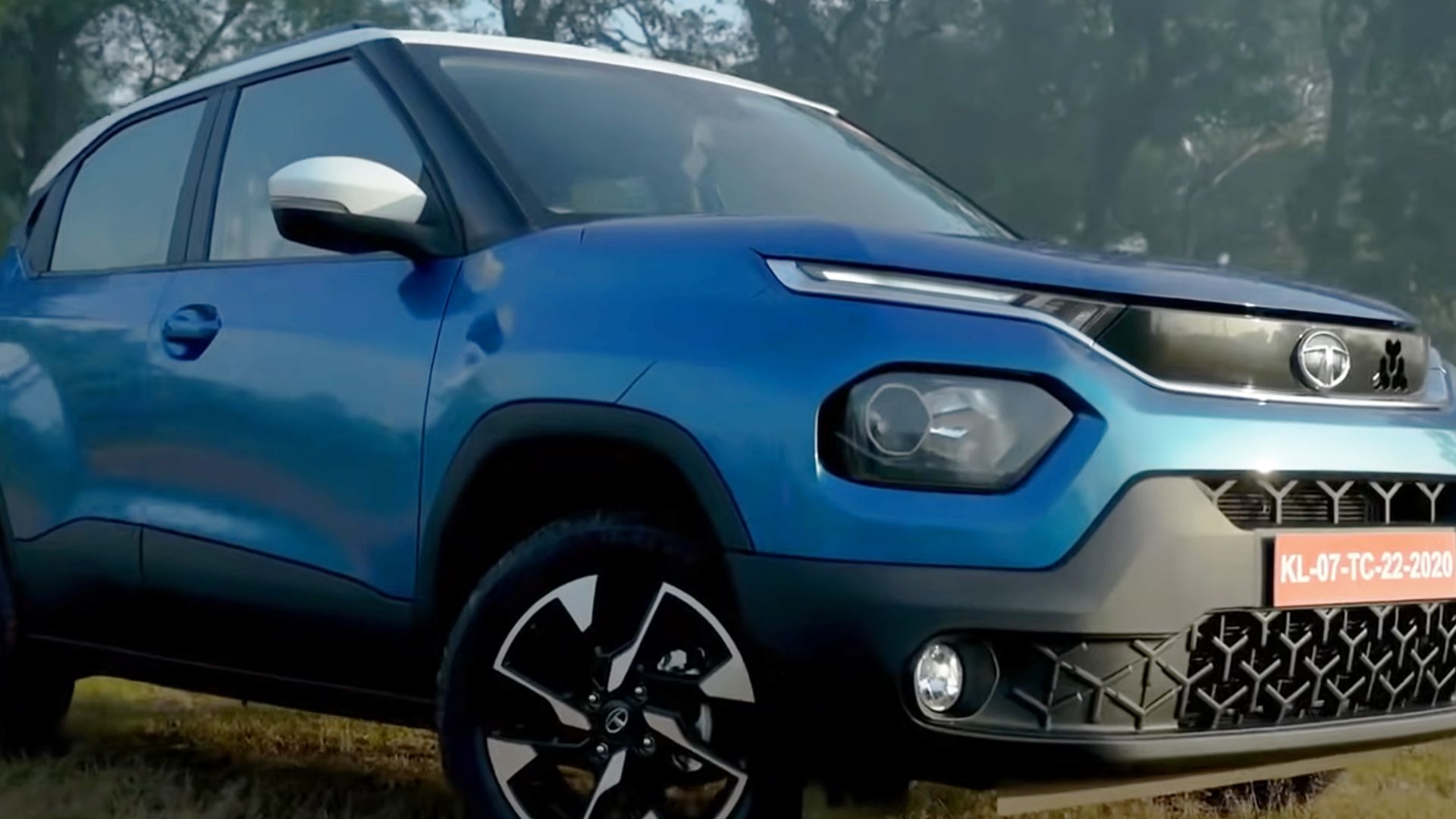 File:2021 Tata Punch Creative (India) front view 02.png