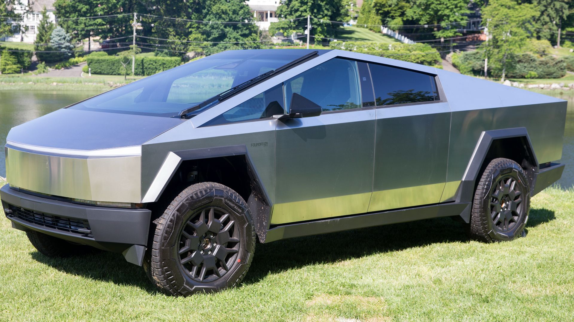 File:2024 Tesla Cybertruck Foundation Series, front left (Greenwich).jpg