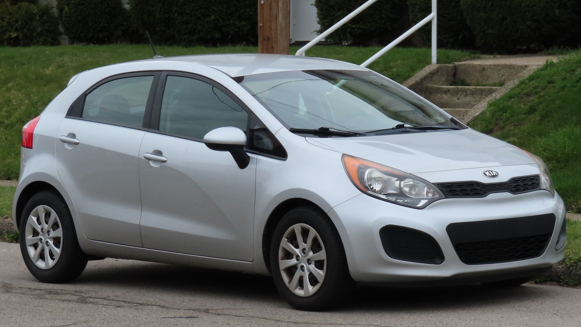 File:2013 Kia Rio LX 5-door, front right, 04-04-2023.jpg