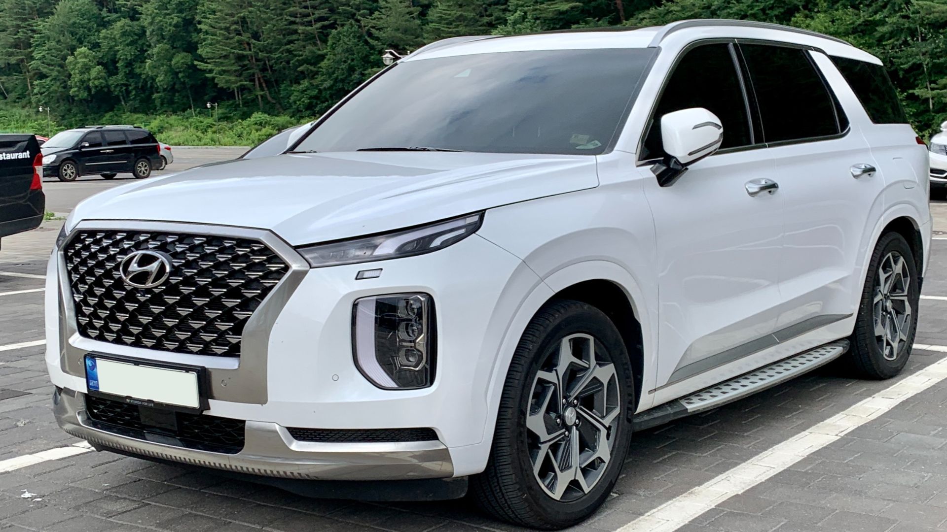 File:Hyundai Palisade Calligraphy in White (front left).jpg