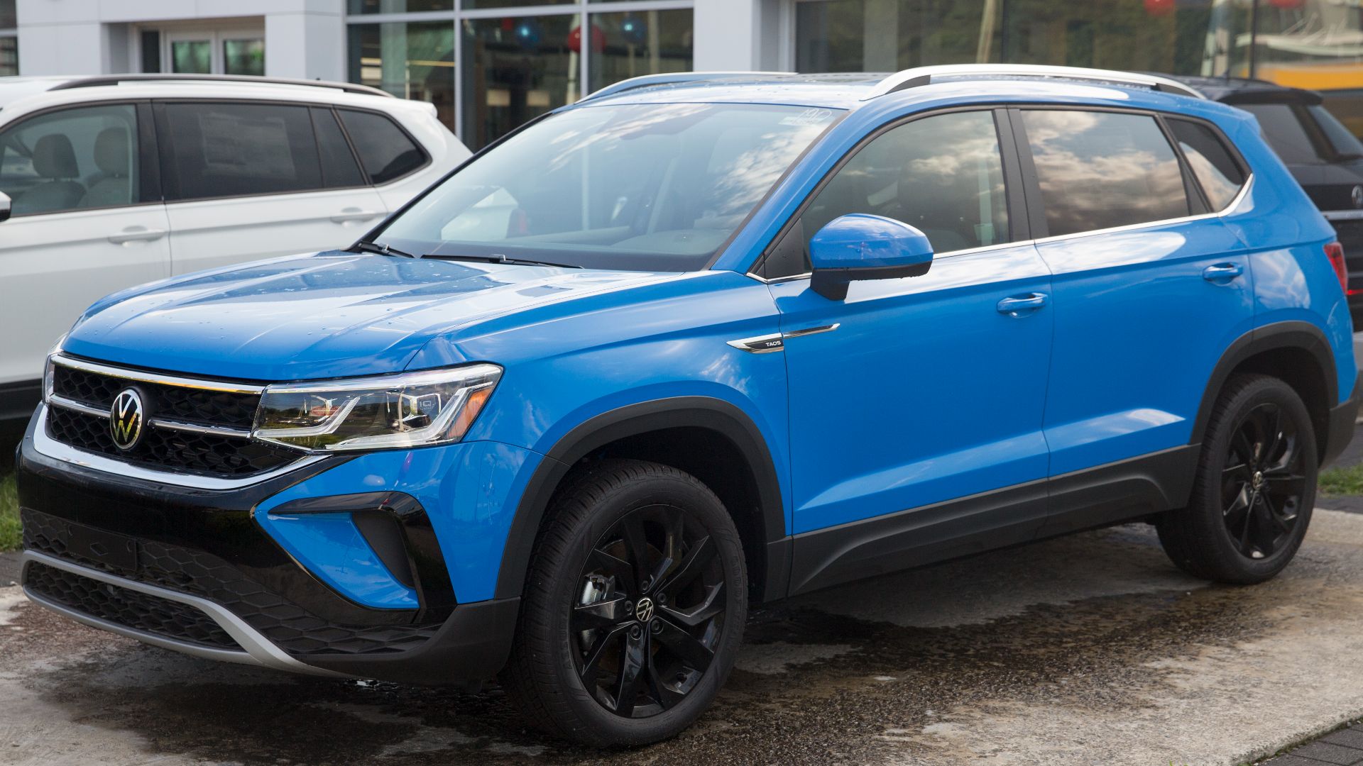 File:2022 Volkswagen Taos 1.5T SE in Cornflower Blue, front left.jpg