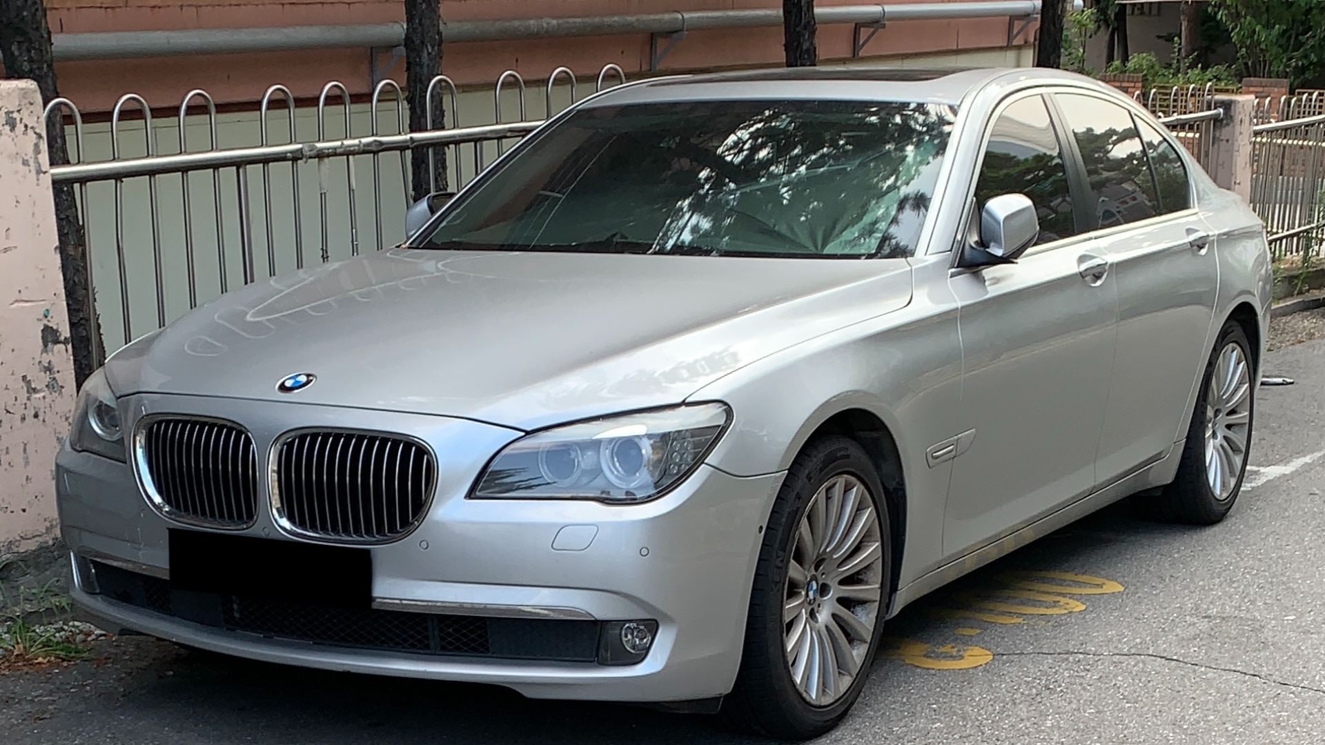 File:00 bmw 750li 1.jpg