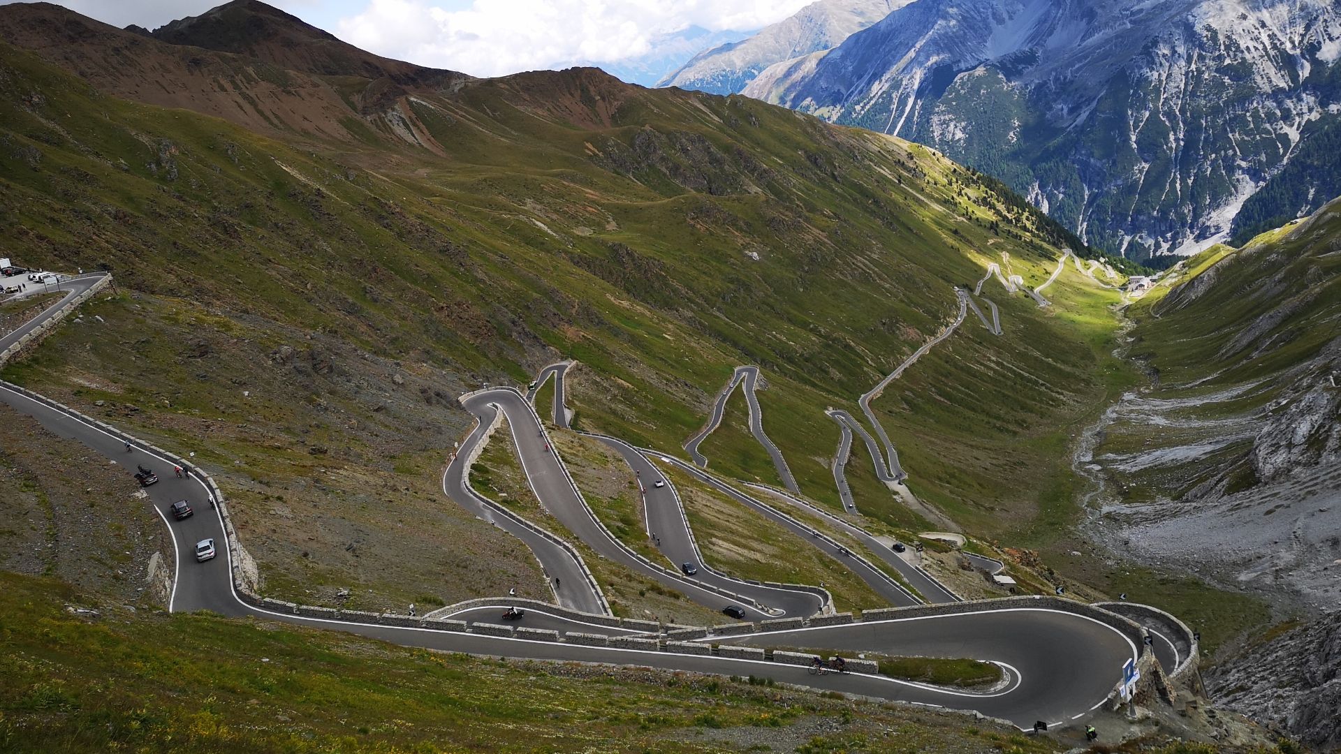 File:The Stelvio pass turns from above in 2021.jpg