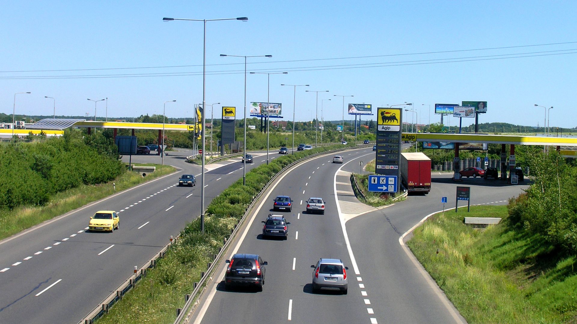 File:Štěrboholská highway, Prague Dubeč.jpg