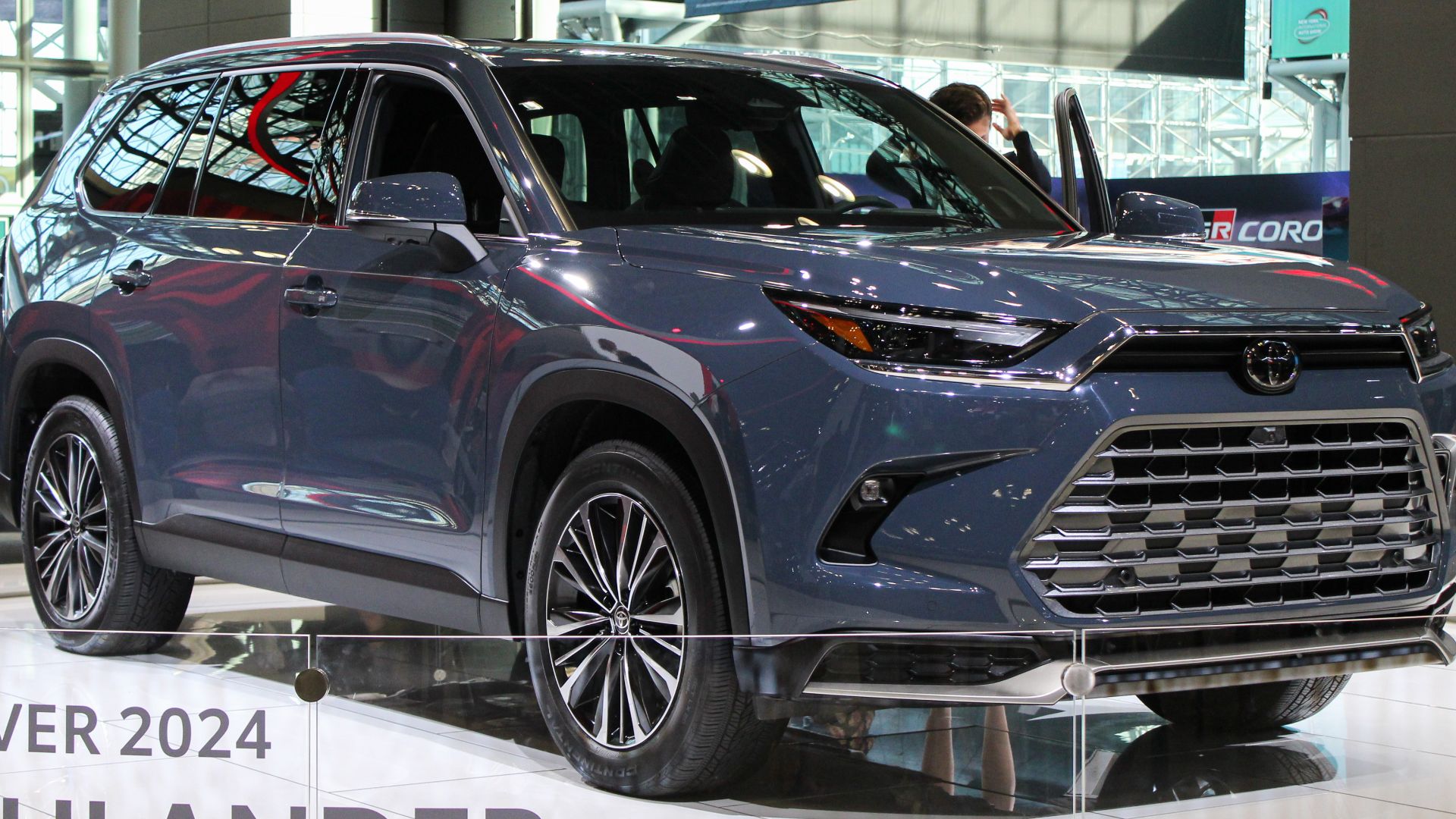 File:2024 Toyota Grand Highlander Platinum Hybrid Max, front NYIAS 2023.jpg