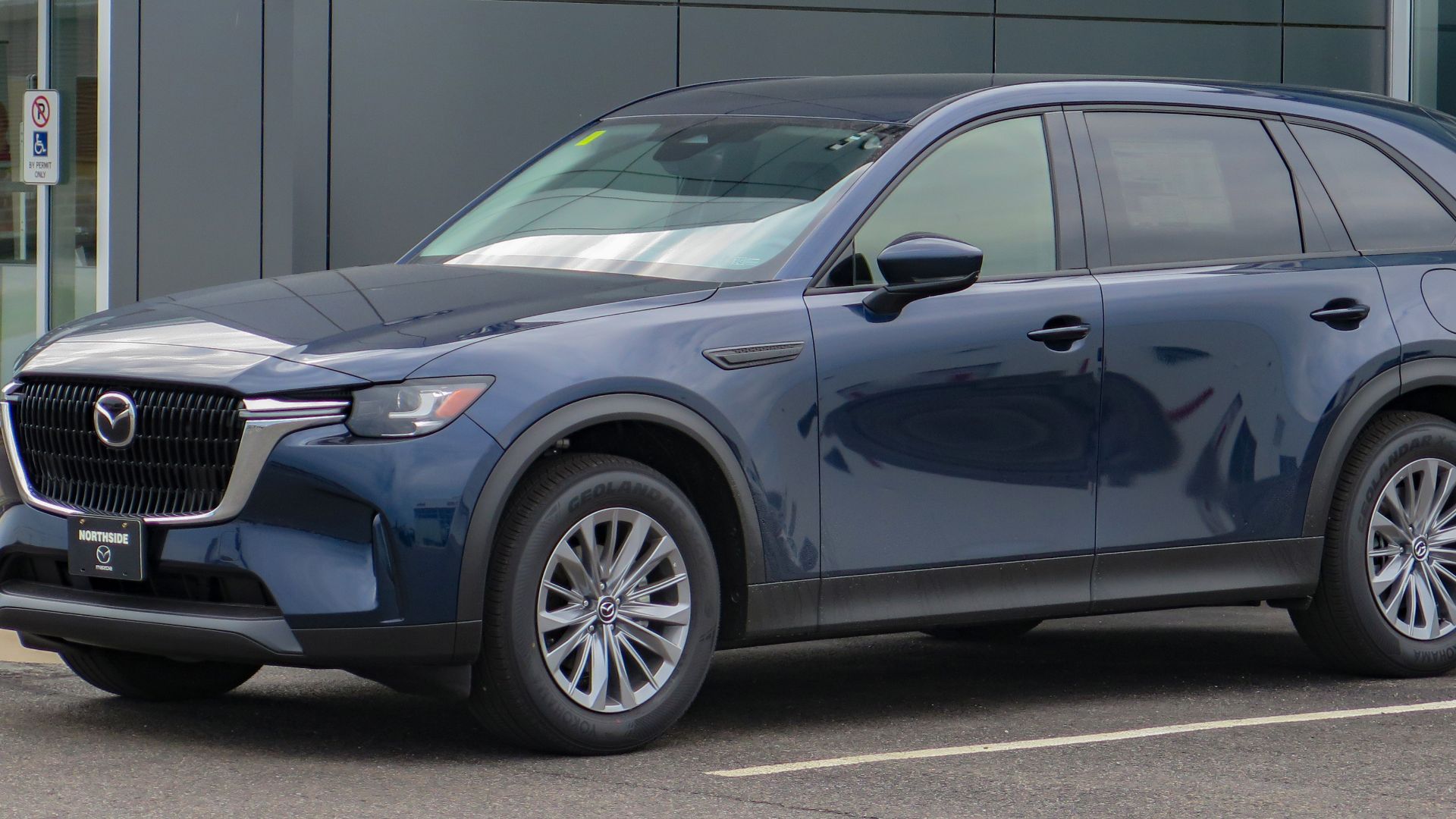 File:2024 Mazda CX-90 Mild Hybrid Inline 6 Turbo GS-L AWD in Deep Crystal Blue Mica, Front Left, 09-10-2023.jpg