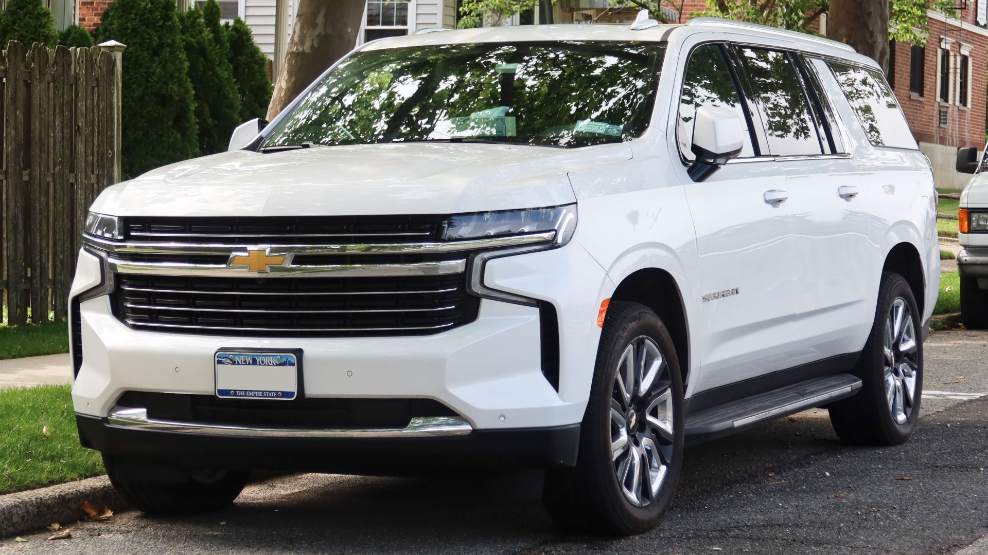 File:2021 Chevrolet Suburban LT, rear 6.14.21.jpg