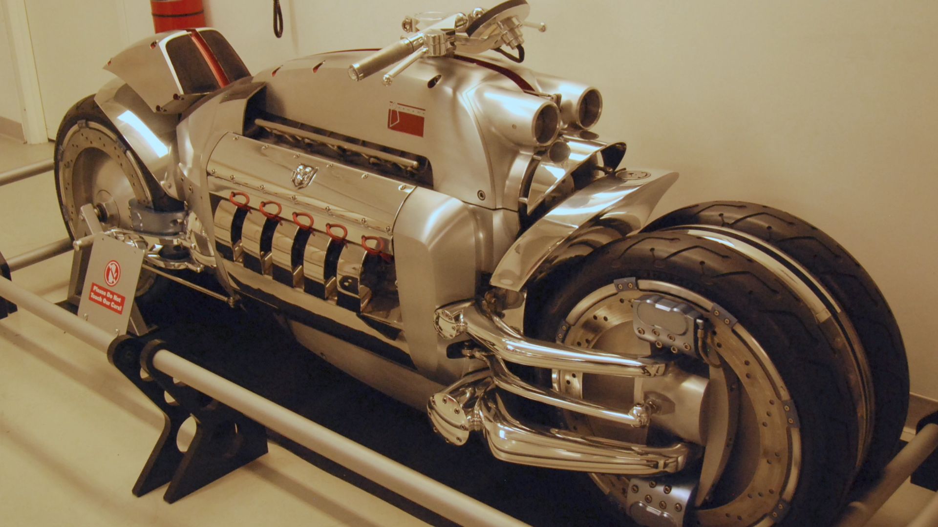 File:Hemi powered motorcycle -- Walter P Chrysler Museum 10-23-2010 148 N.jpg