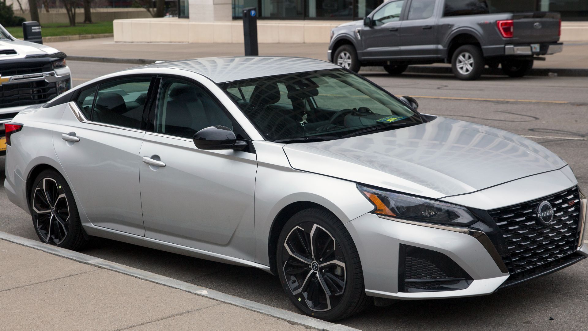 File:2023 Nissan Altima SR in Brilliant Silver Metallic, front right.jpg