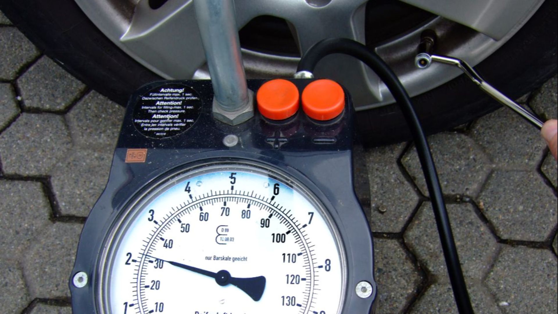 File:ReifendruckPruefen.jpg