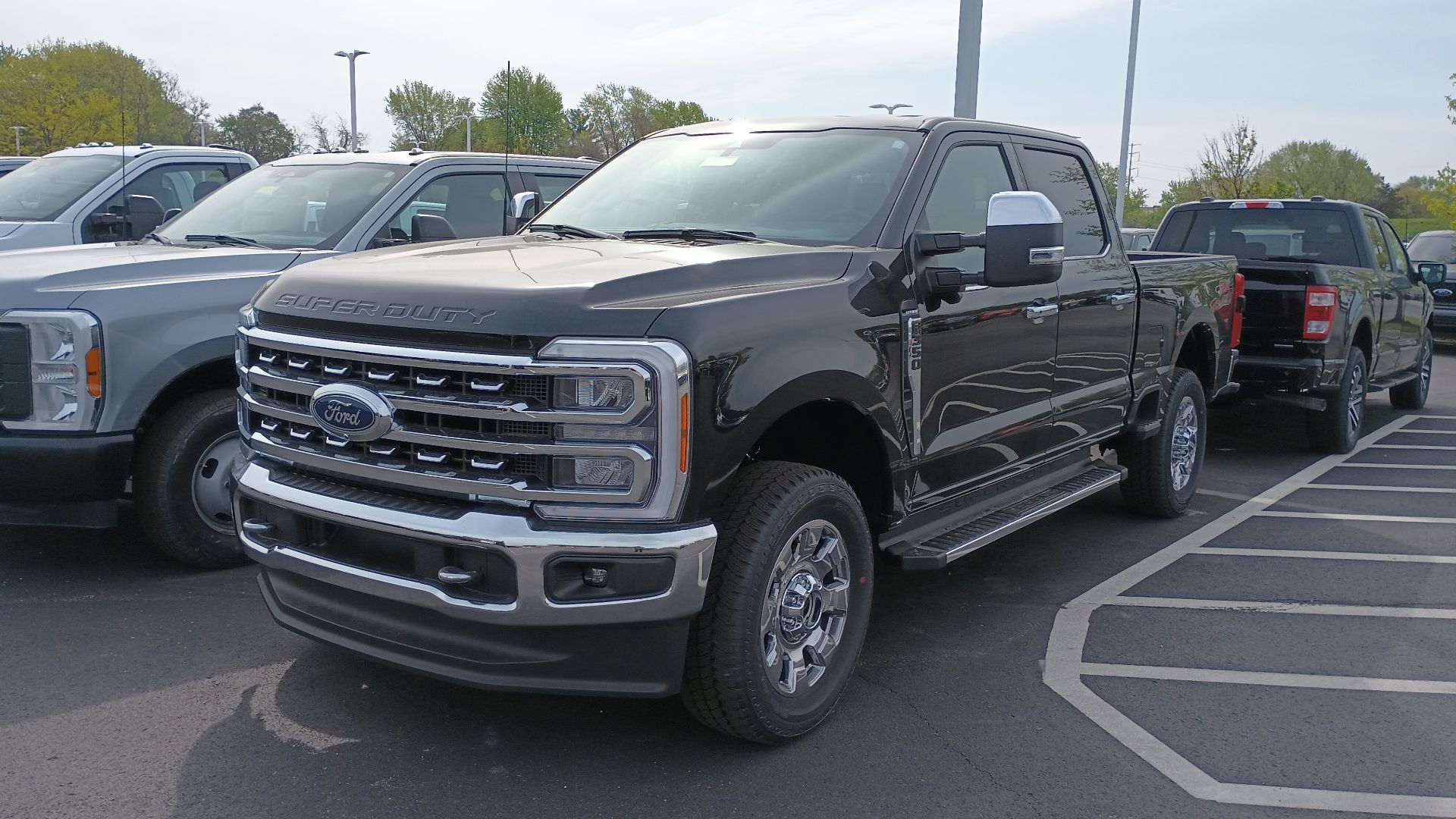 File:2023 Ford F-350 Super Duty front view.jpg