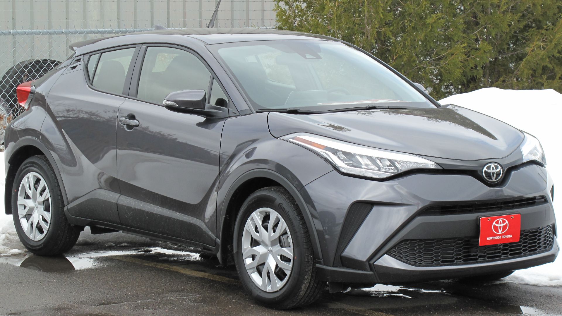 File:2022 Toyota C-HR LE in Magnetic Grey Metallic, Front Right, 04-03-2022.jpg