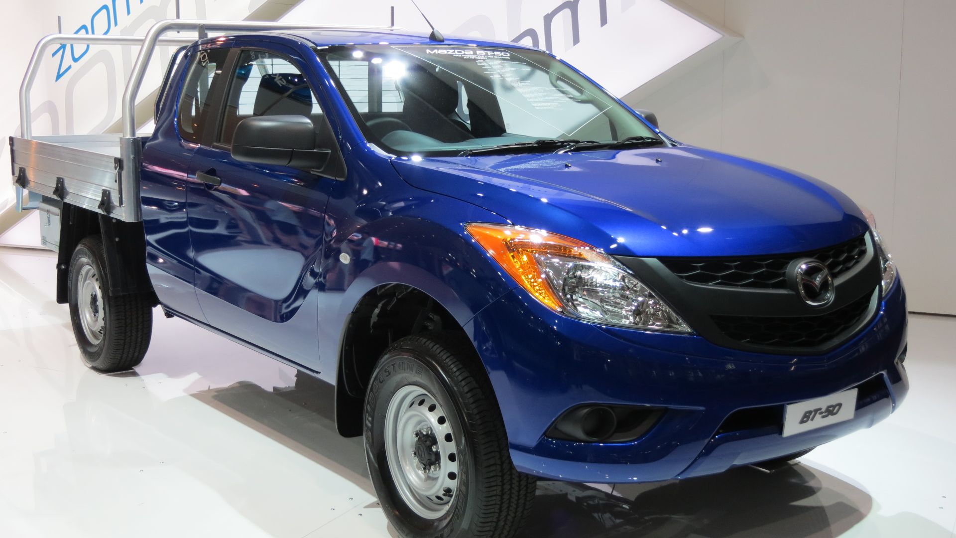 File:2012 Mazda BT-50 (B32P) XT Hi-Rider 4x2 Freestyle cab chassis (2012-10-26) 01.jpg