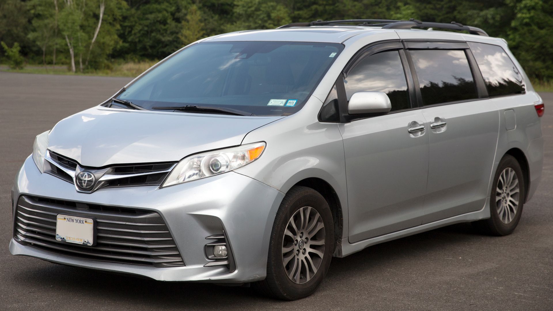 File:2019 Toyota Sienna XLE in Celestial Silver, front left.jpg