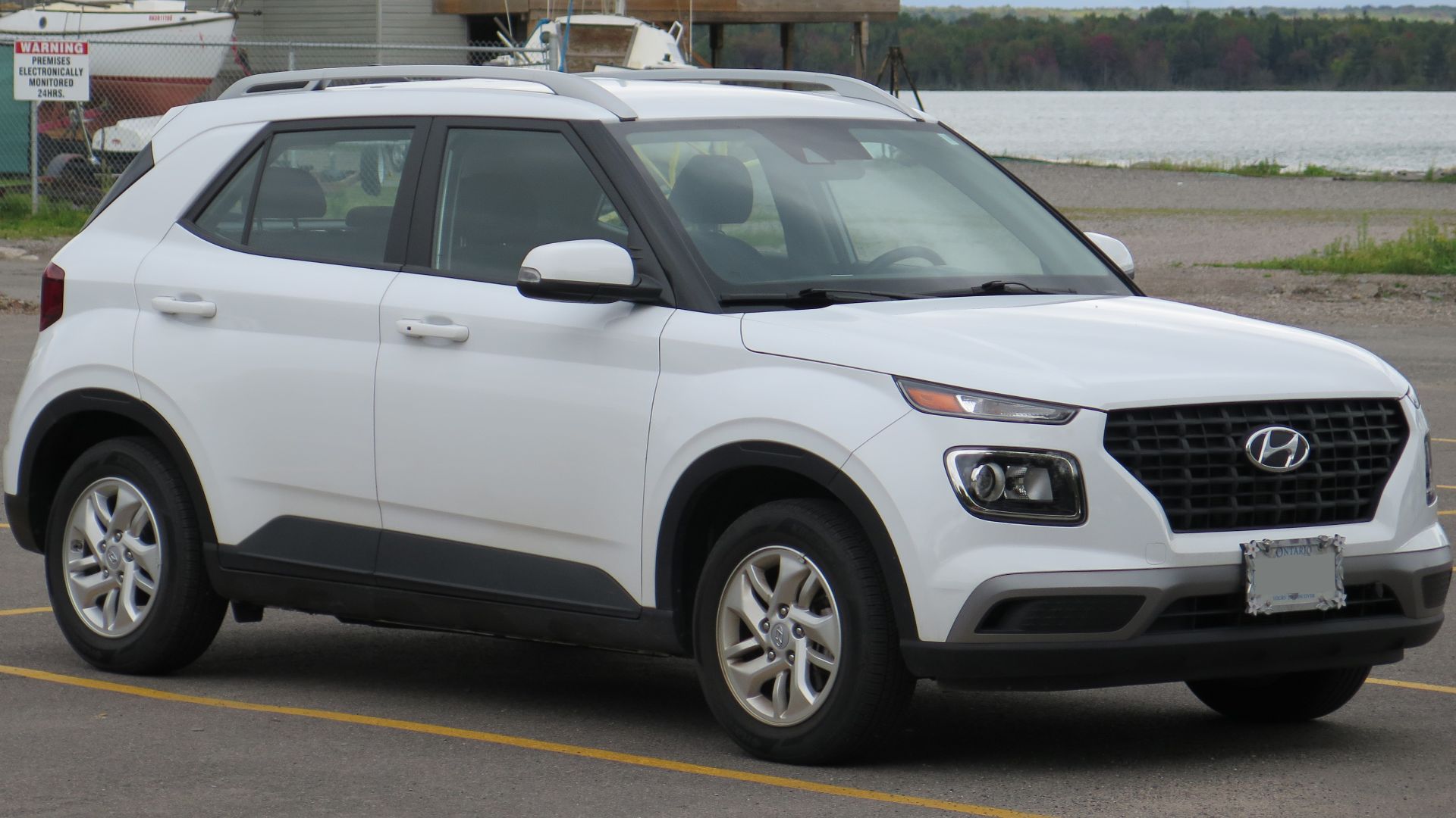 File:2022 Hyundai Venue Preferred in Polar White, Front Right, 09-12-2023.jpg