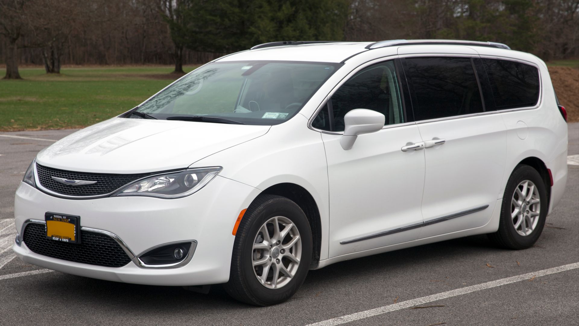 File:2020 Chrysler Pacifica Touring-L in Bright White, front left.jpg