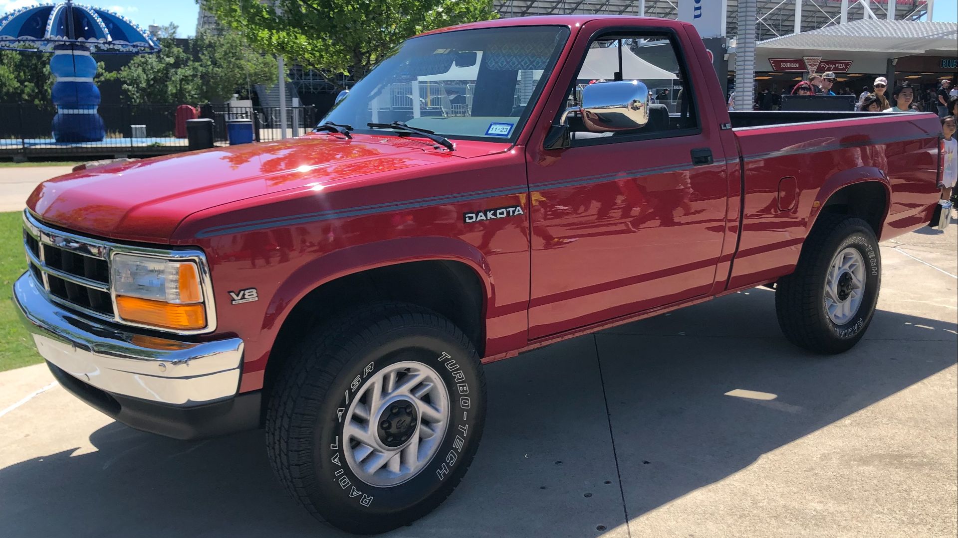 File:1st gen Dodge Dakota V8 at Radwood Austin.jpg