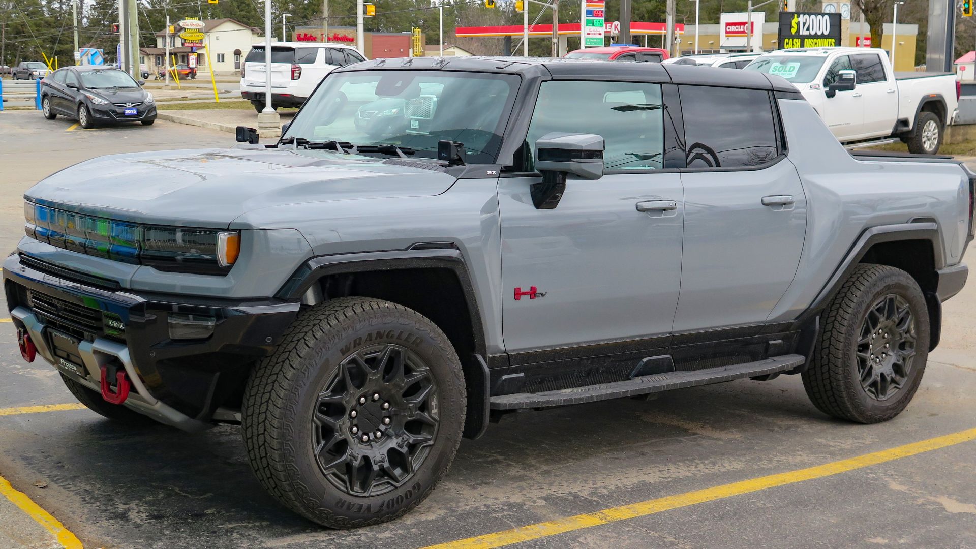 File:2024 GMC Hummer EV Pickup 2X 4WD Sport Package in Meteorite Metallic, front left, 2024-03-31.jpg