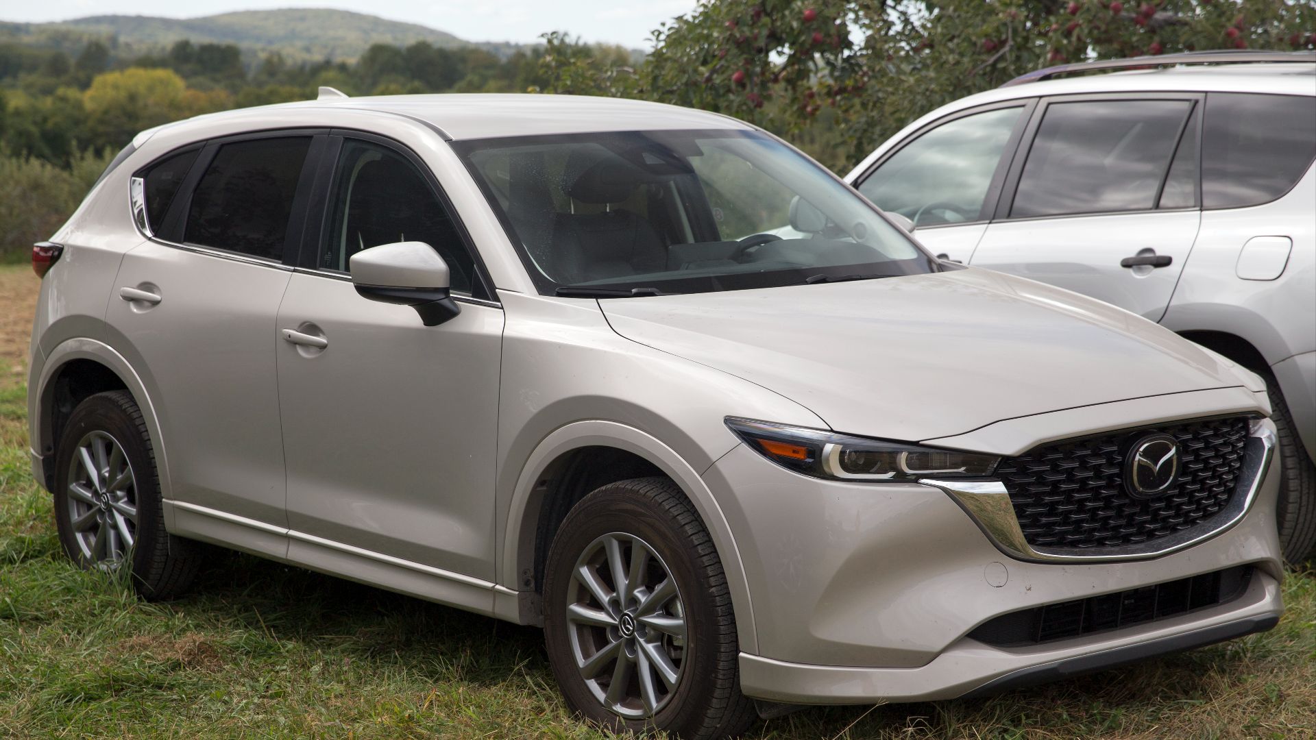 File:2024 Mazda CX-5 2.5 S Select in Platinum Quartz Metallic, front right.jpg