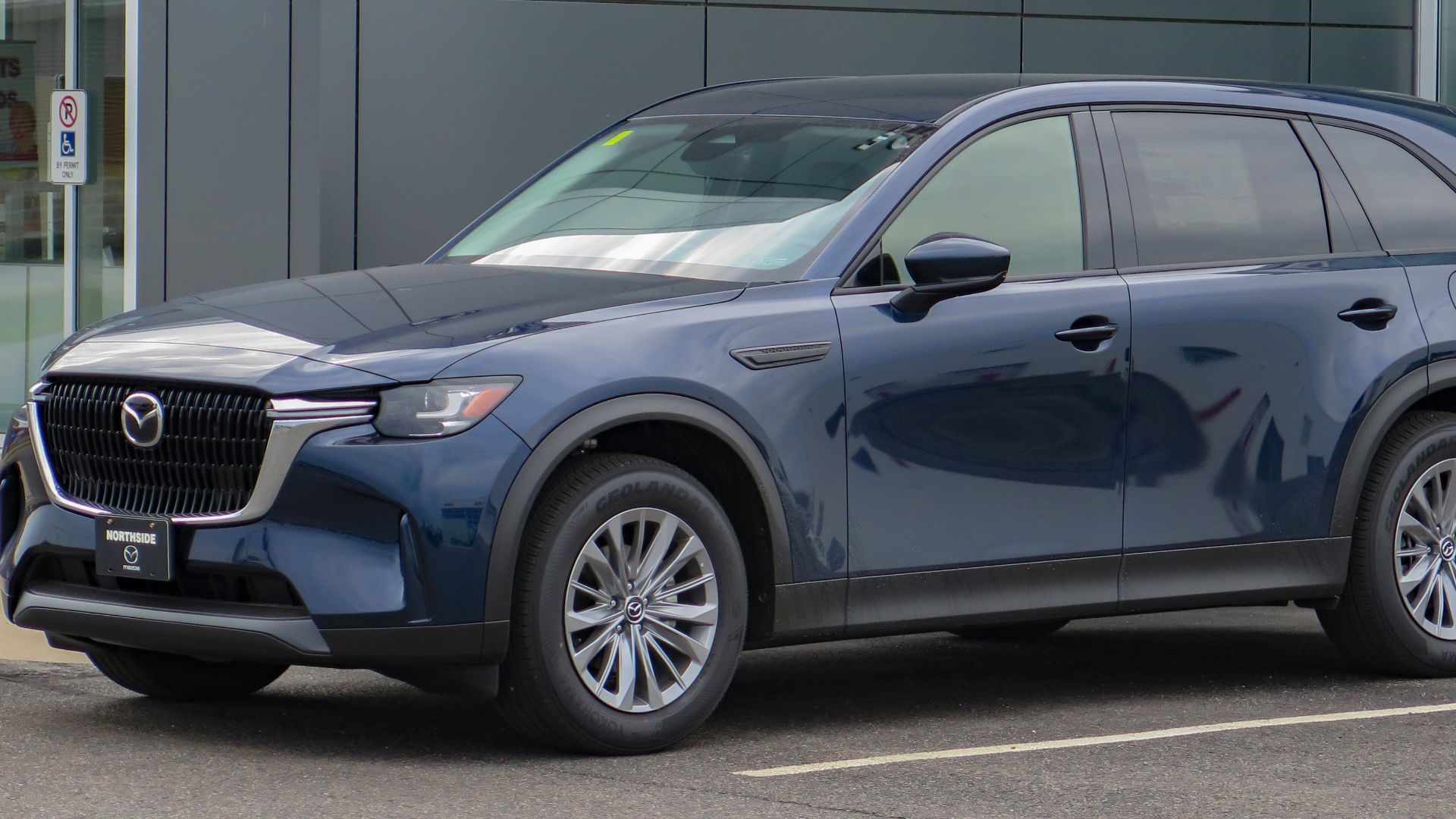 File:2024 Mazda CX-90 Mild Hybrid Inline 6 Turbo GS-L AWD in Deep Crystal Blue Mica, Front Left, 09-10-2023.jpg