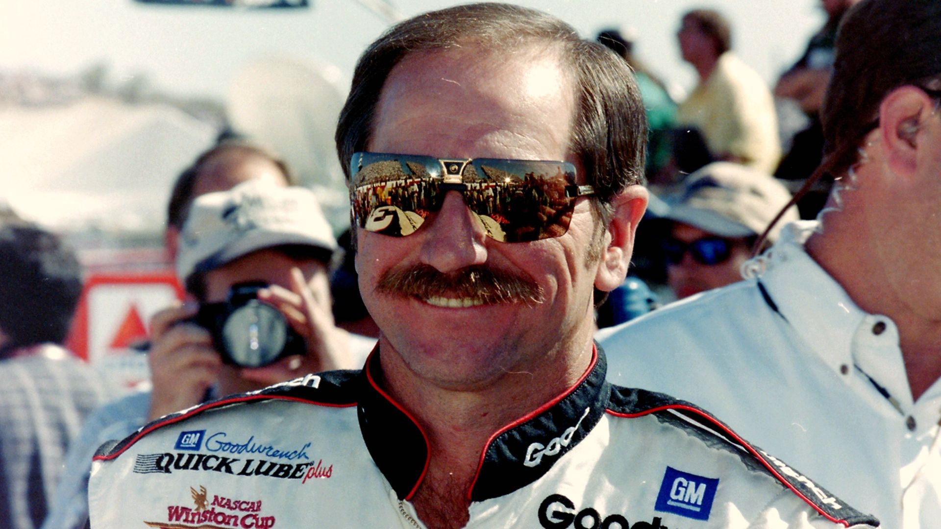 File:DaleEarnhardtSunglassesDriversSuit.jpg