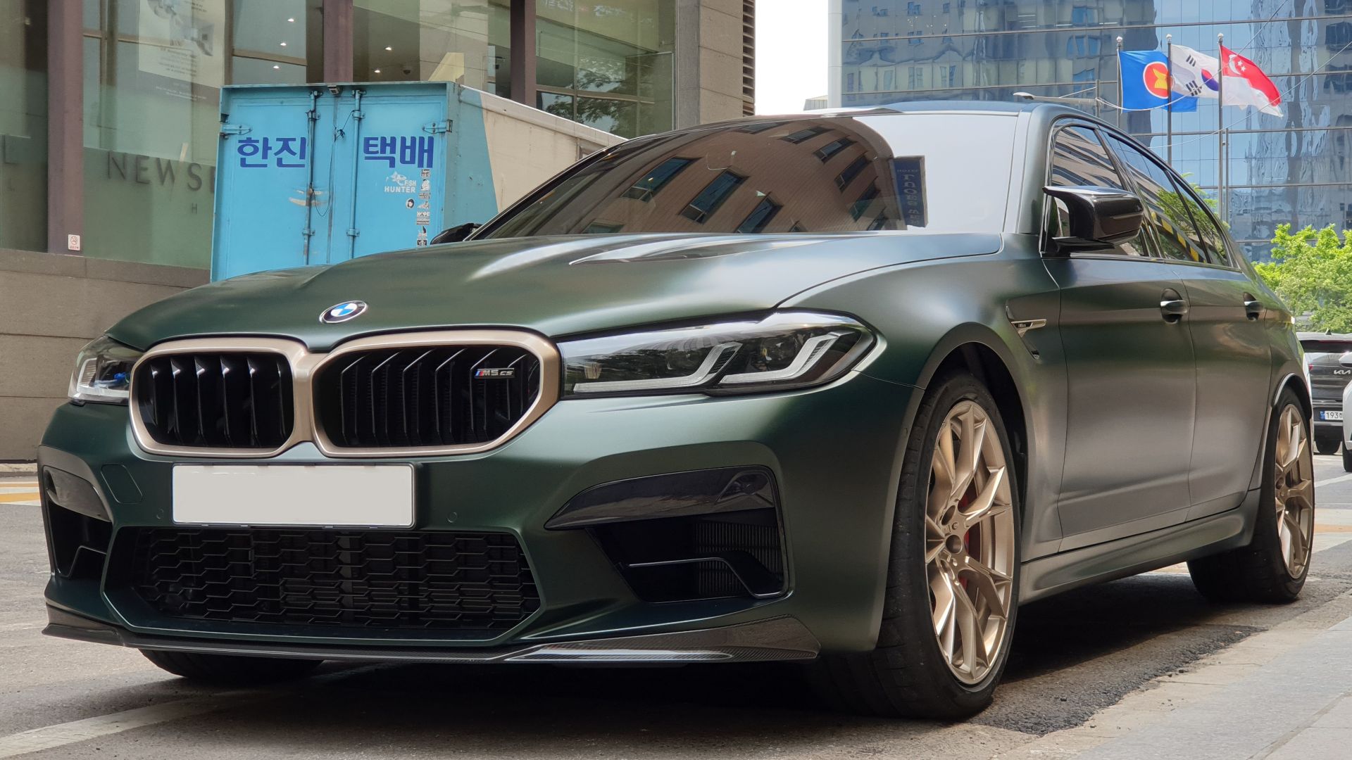File:BMW F90 M5 CS Frozen Deep Green Metallic (1).jpg