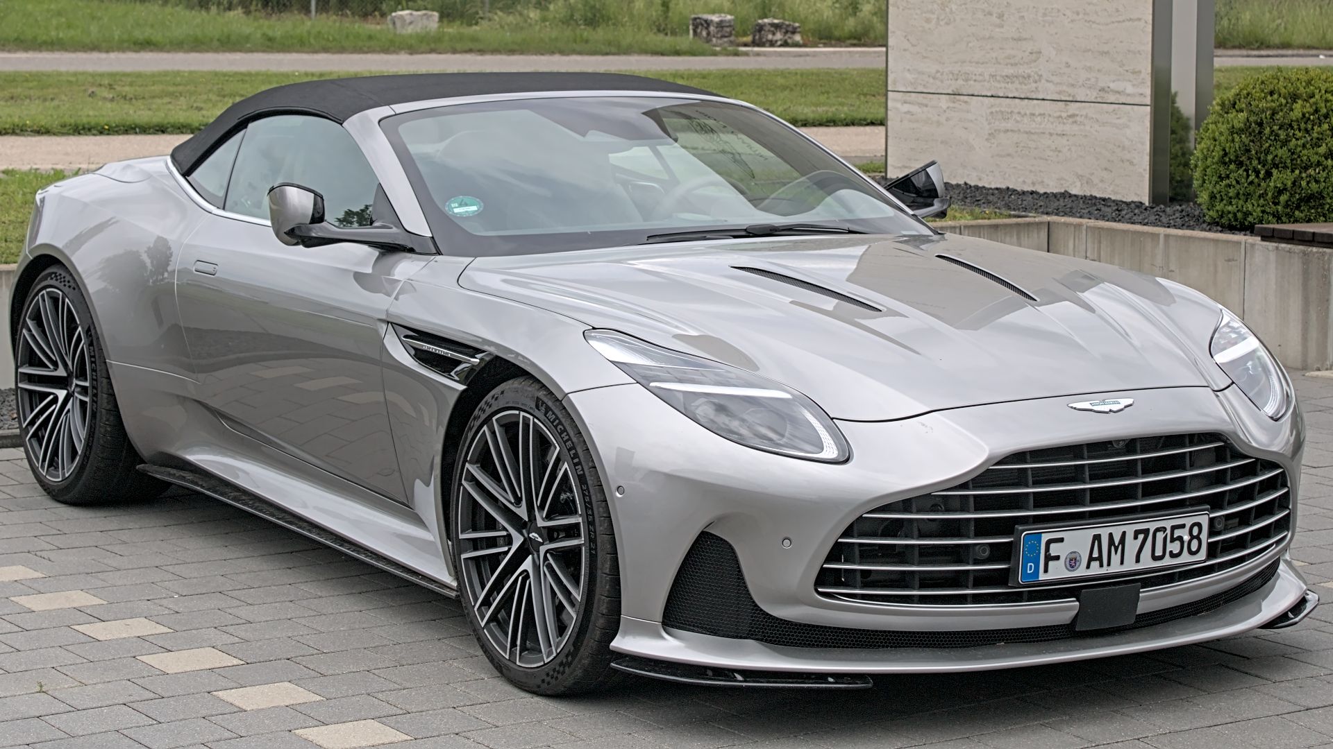 File:Aston Martin DB12 Volante IMG 9323.jpg