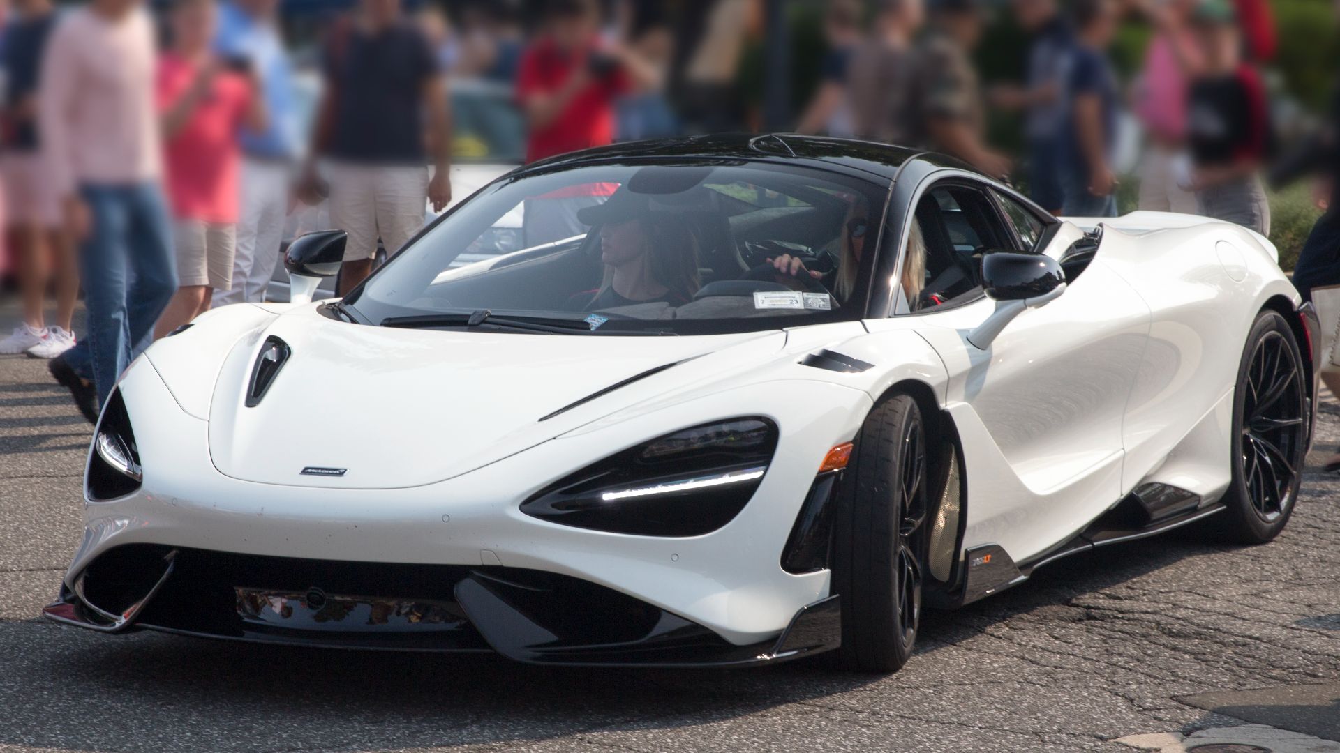 File:2021 McLaren 765LT Coupé in White, front left.jpg