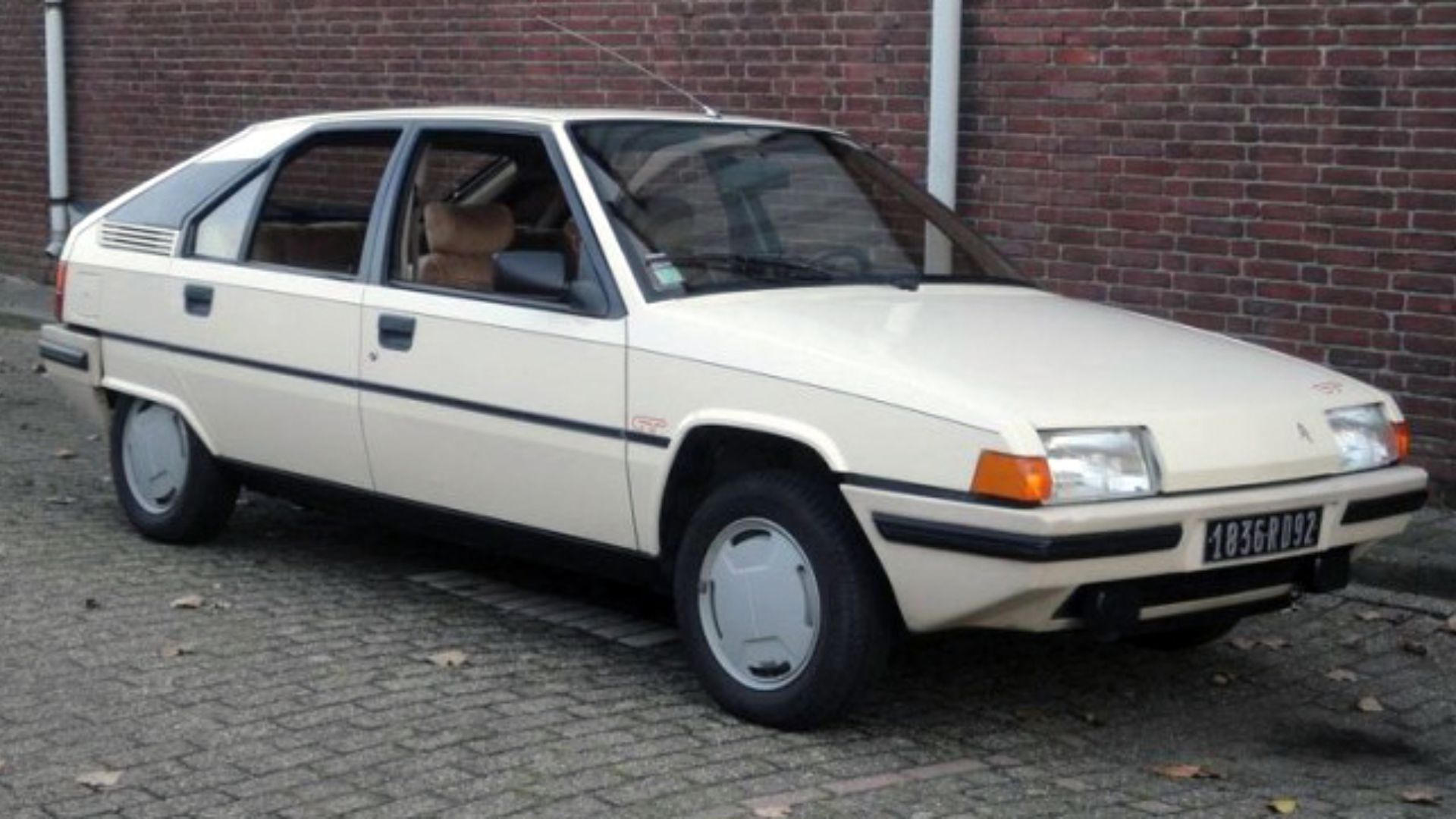 File:1985 Citroën BX GT front.jpg