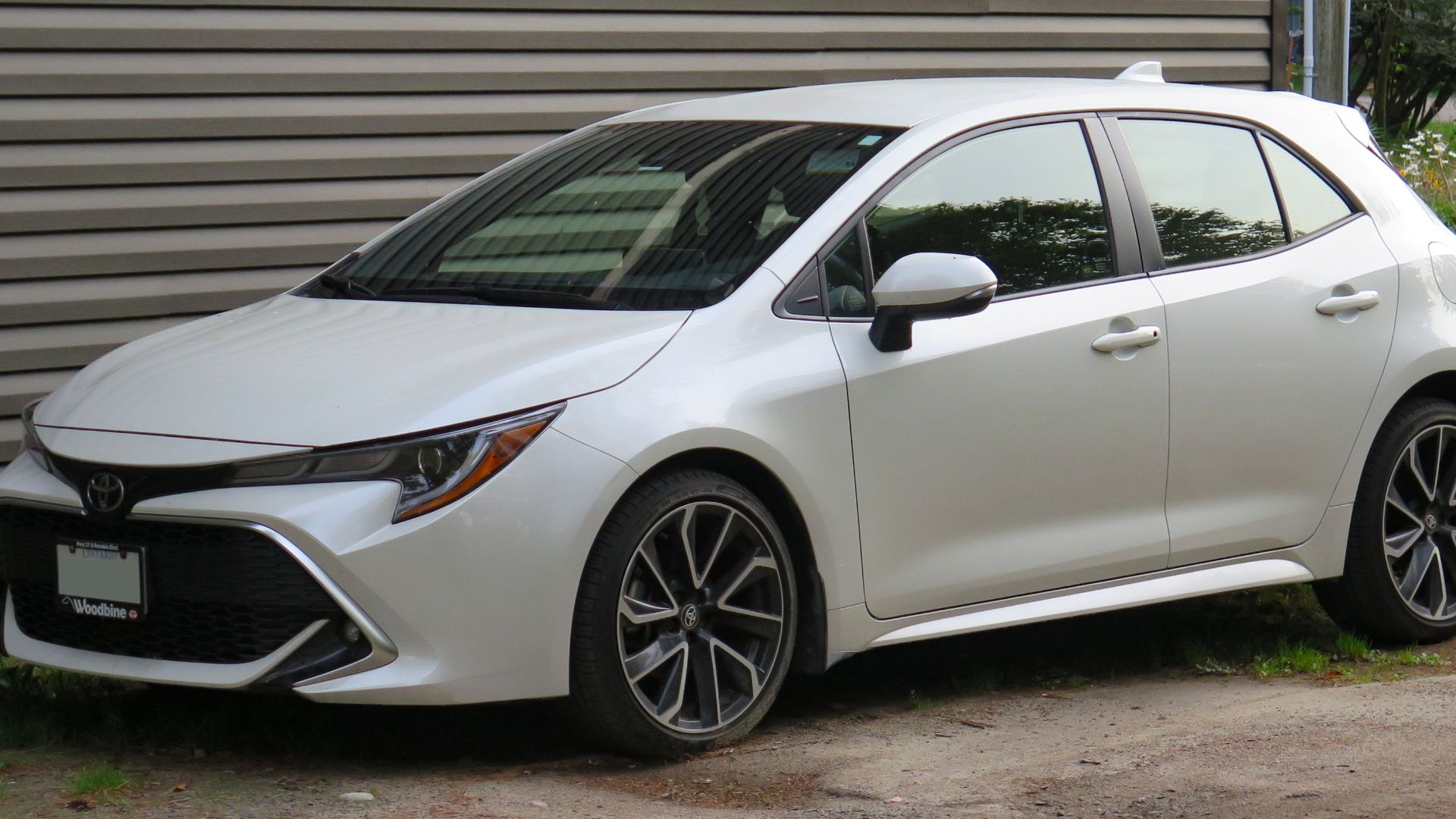 File:2020 Toyota Corolla Hatchback XSE in Blizzard Pearl, Front Left, 09-02-2023.jpg