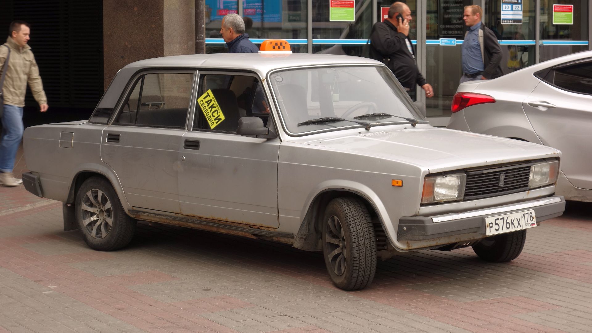 File:Lada VAZ-2105 Taxi in Sankt Petersburg 05.08.2019.jpg