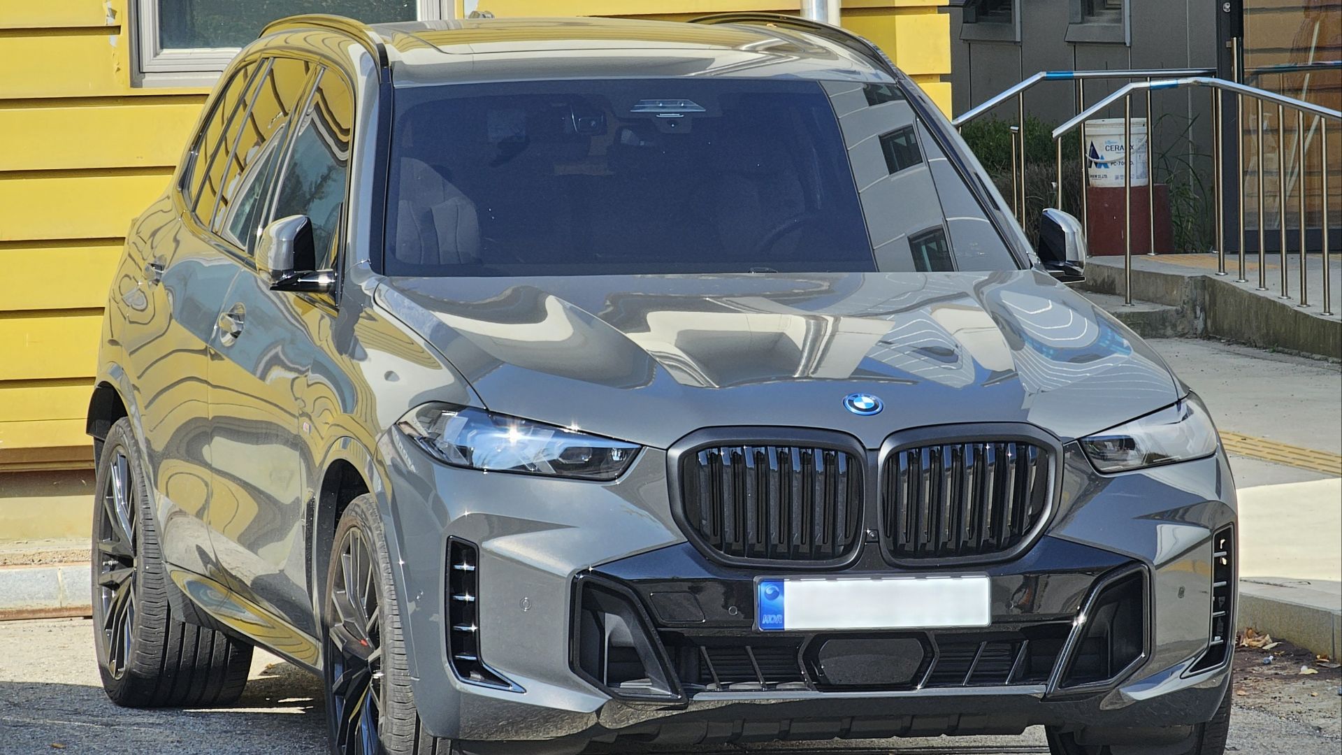 File:BMW G05 LCI X5 xDrive50e M Sport Dravit Grey Metallic (5).jpg