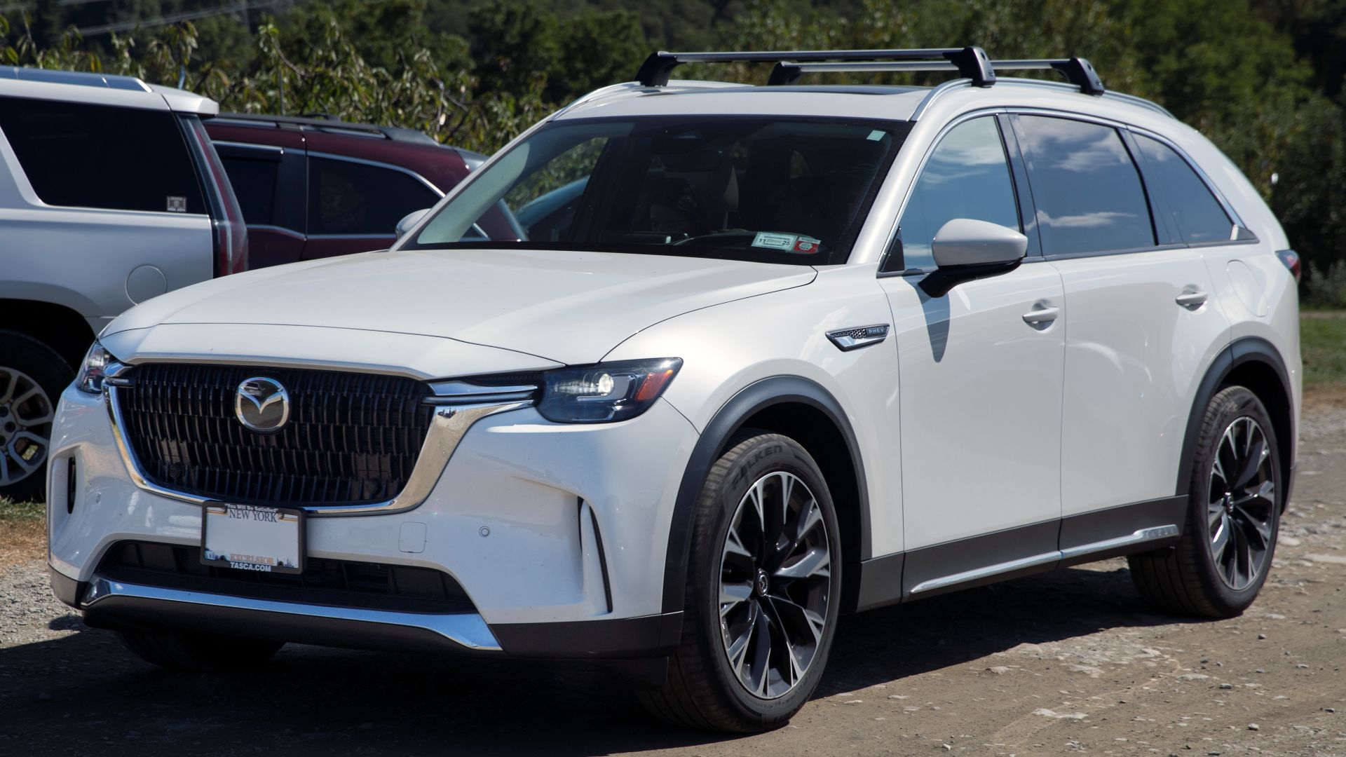 File:2024 Mazda CX-90 PHEV Premium in Rhodium White Metallic, front left.jpg