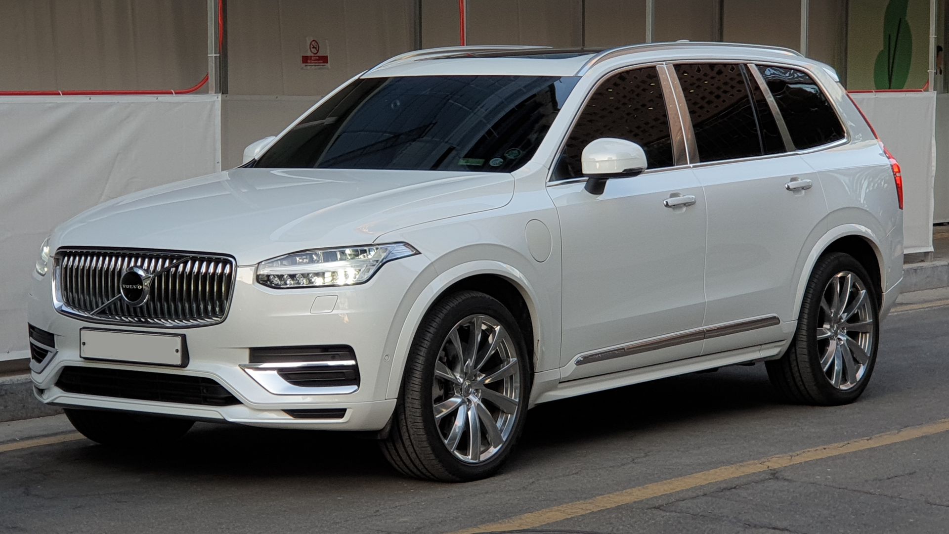 File:Volvo XC90 Recharge T8 AWD Excellence SPA Crystal White Pearl (1).jpg