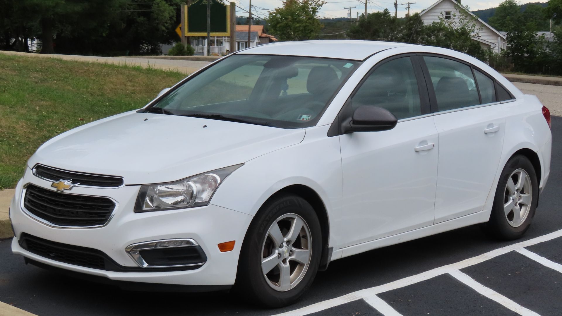File:2016 Chevrolet Cruze Limited 1LT, front left, 07-11-2024.jpg