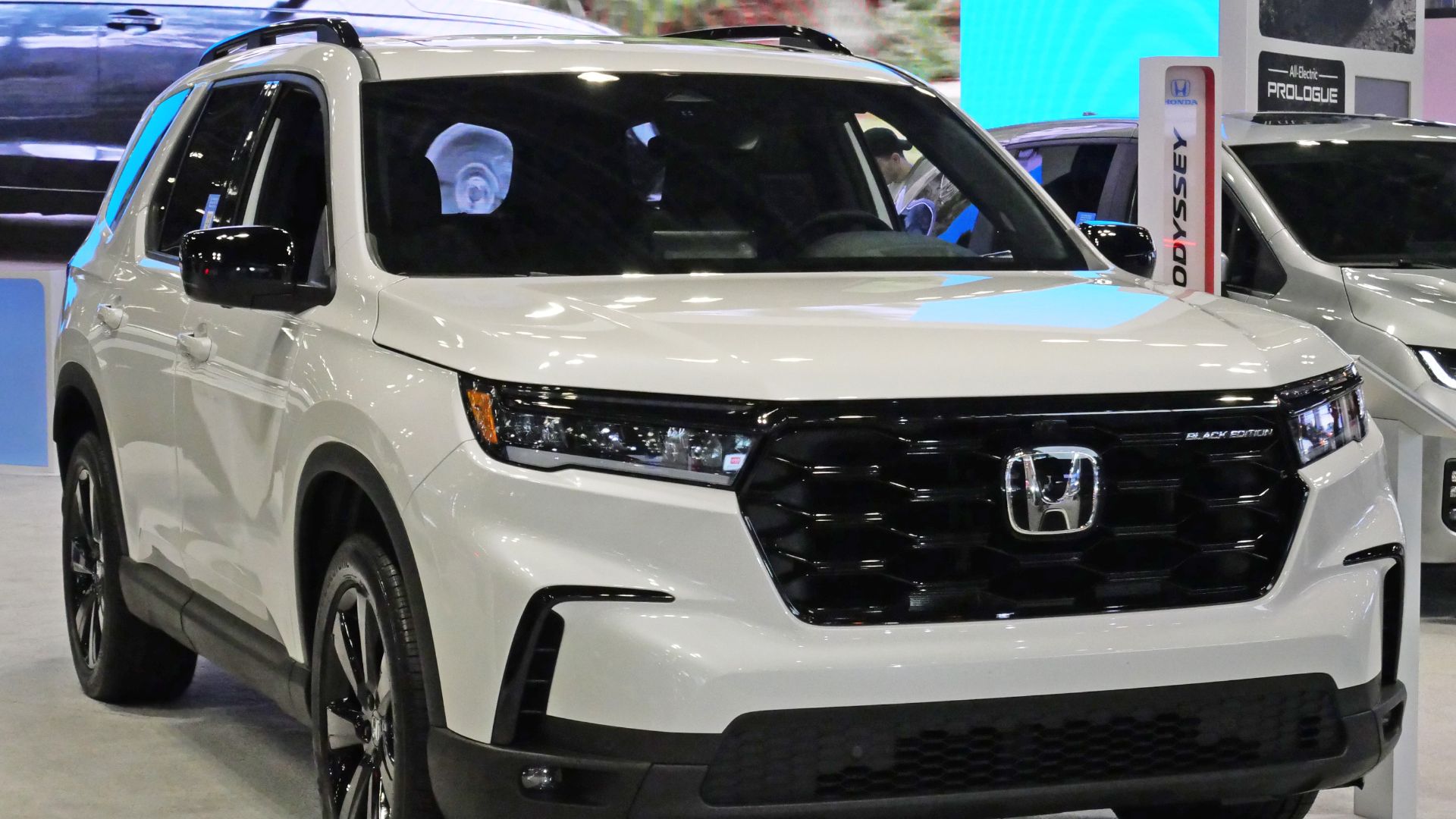 File:2025 Honda Pilot AWD Black Edition, front NYIAS 2025.jpg