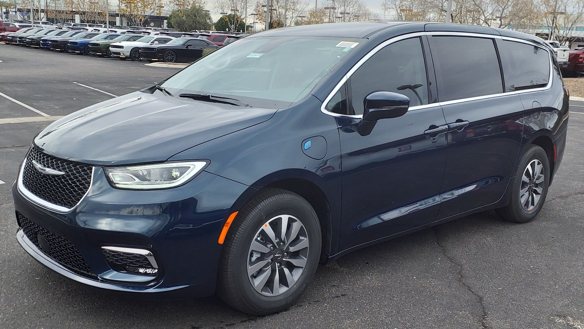 File:22 Chrysler Pacifica Hybrid Touring-L.jpg