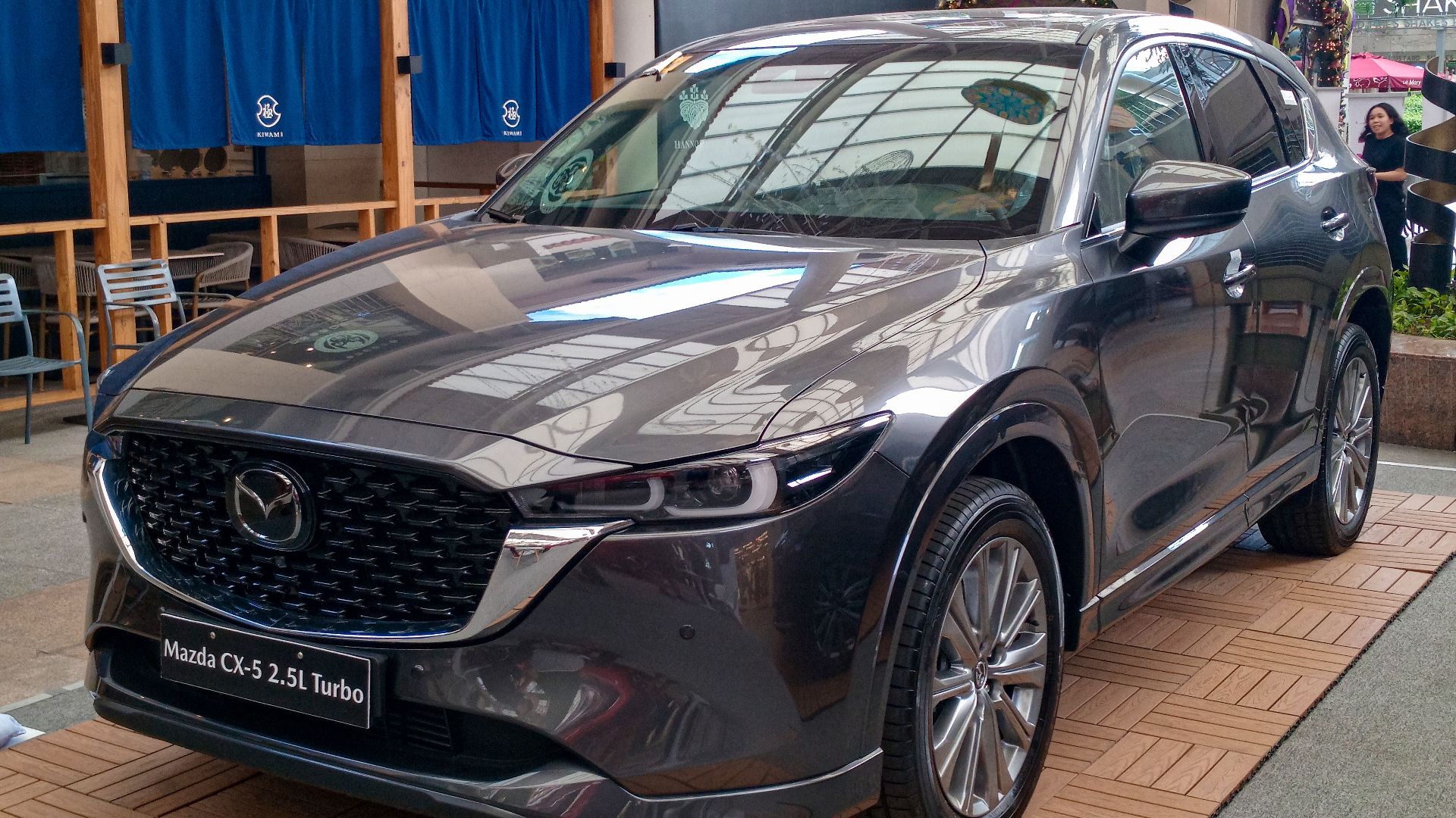 File:2025 Mazda CX-5 2.5 Skyactiv AWD Turbo in Machine Gray, front left.jpg